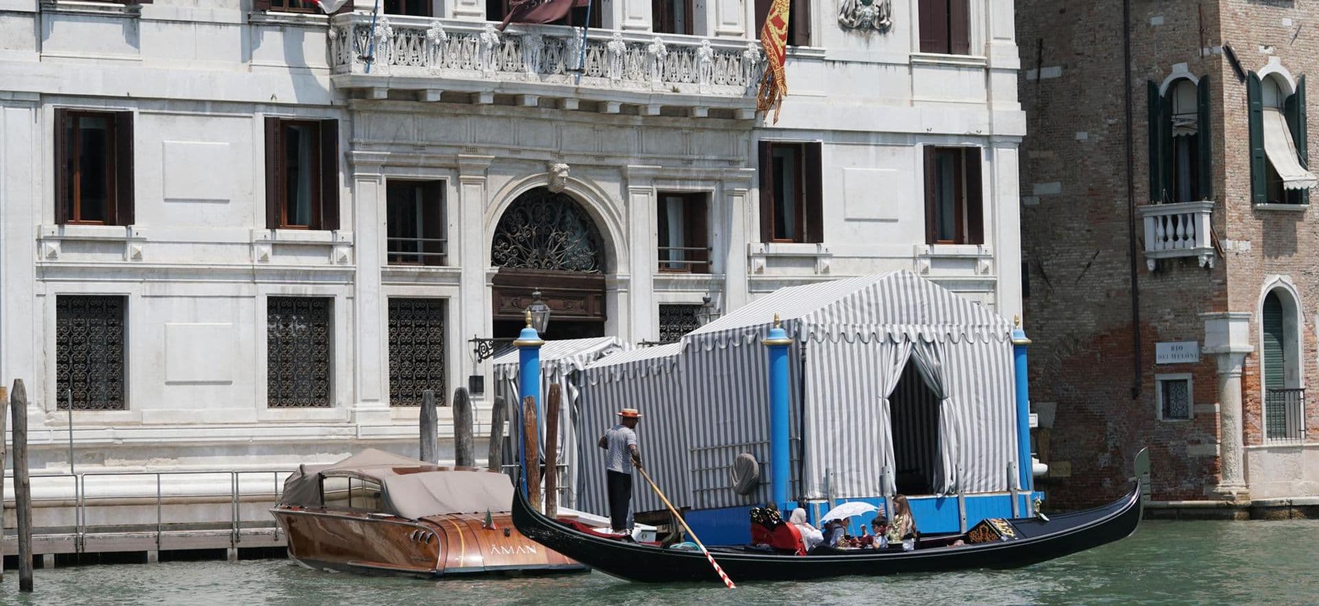 Jeff Bezos y su novia llegan a Venecia para su lujosa boda