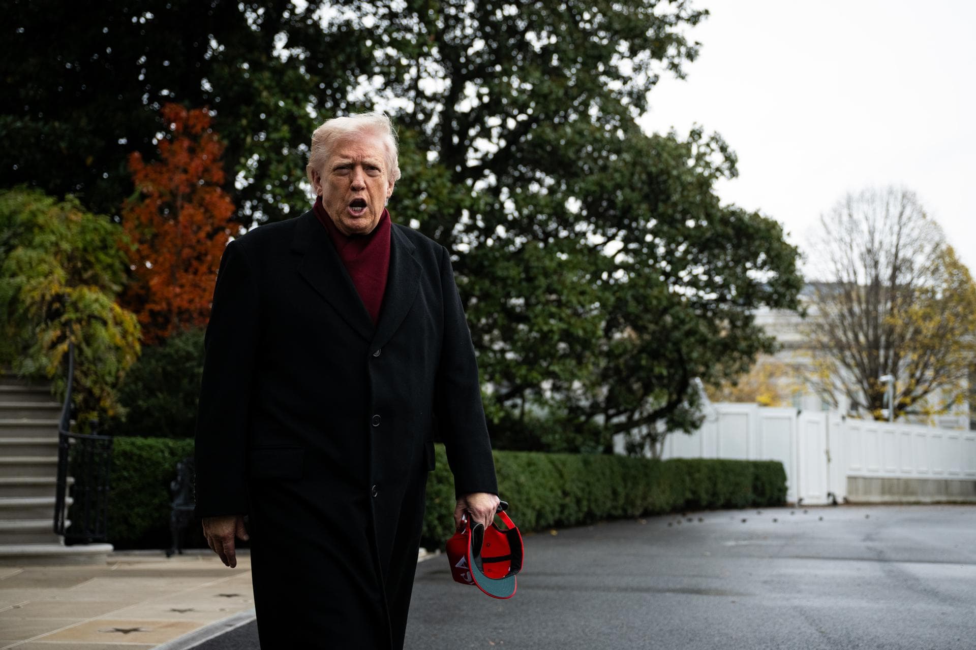 Trump asegura que no ha perdido energía y rechaza artículo "difamatorio" del "pasquín" NYT