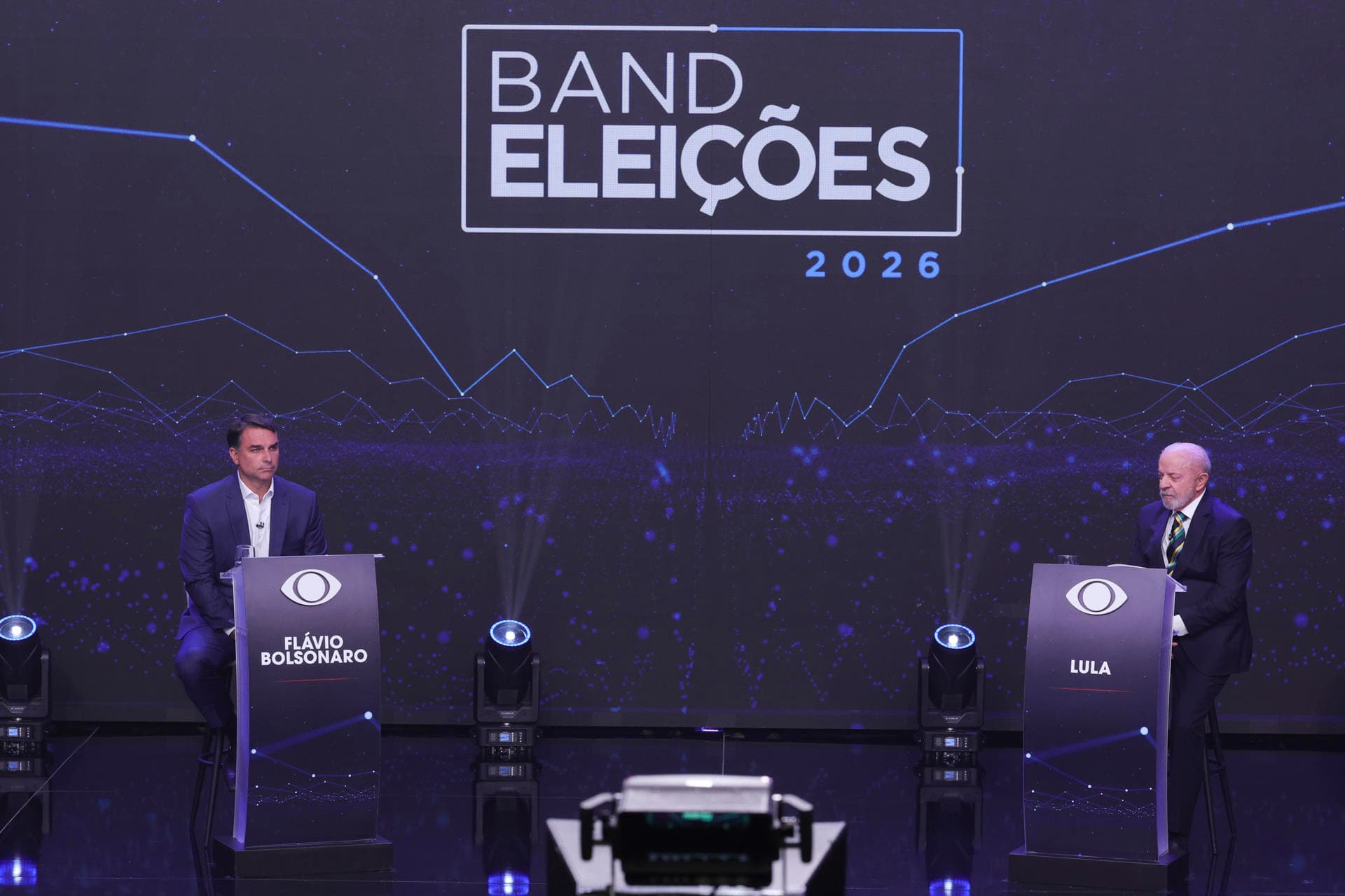 Lula y Flávio Bolsonaro chocan en debate por las sospechas de corrupción de sus entornos