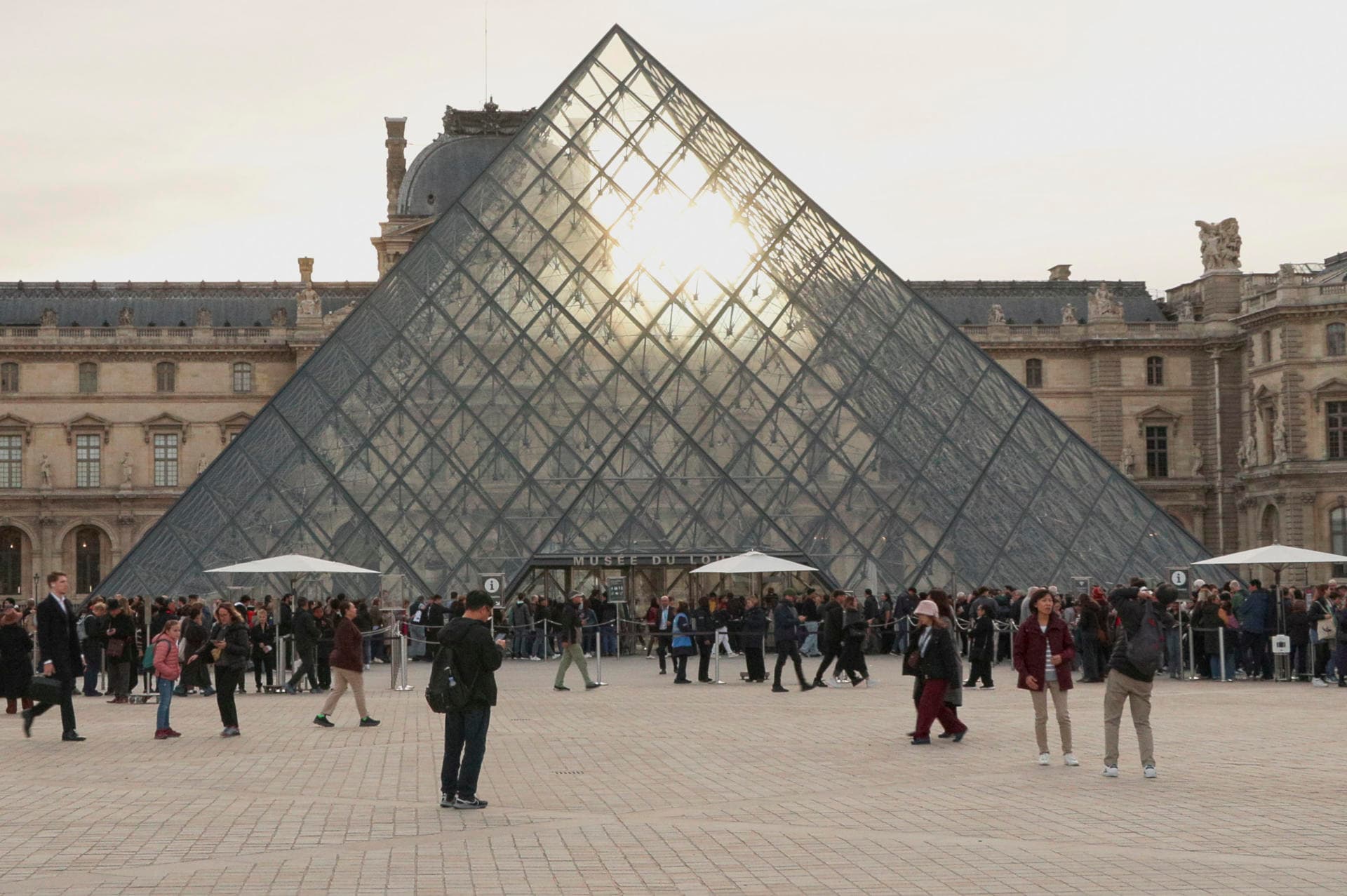 Tras tres días de cierre, los turistas regresan al Louvre
