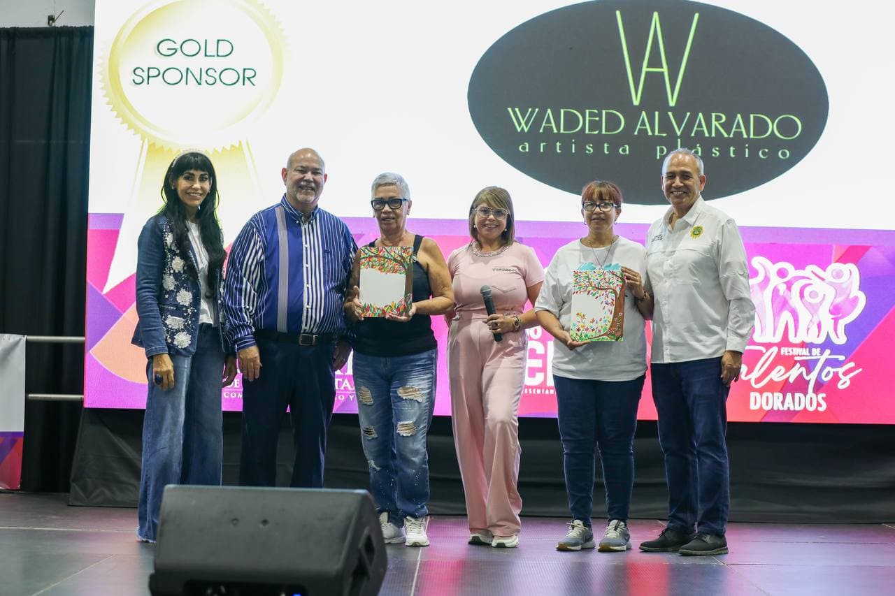 Cientos de adultos mayores modelan en pasarela durante ‘talent Show’ en San Juan