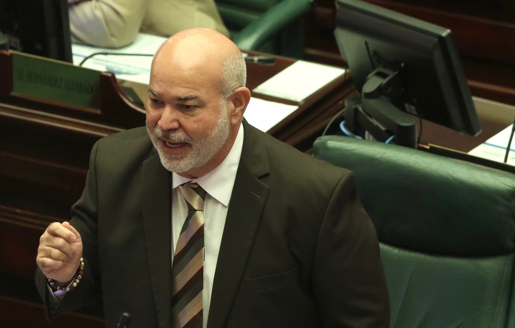 Presentan medida para revivir prohibición de cargos sobre impuestos en pagos con tarjeta pese a informe negativo en el Senado