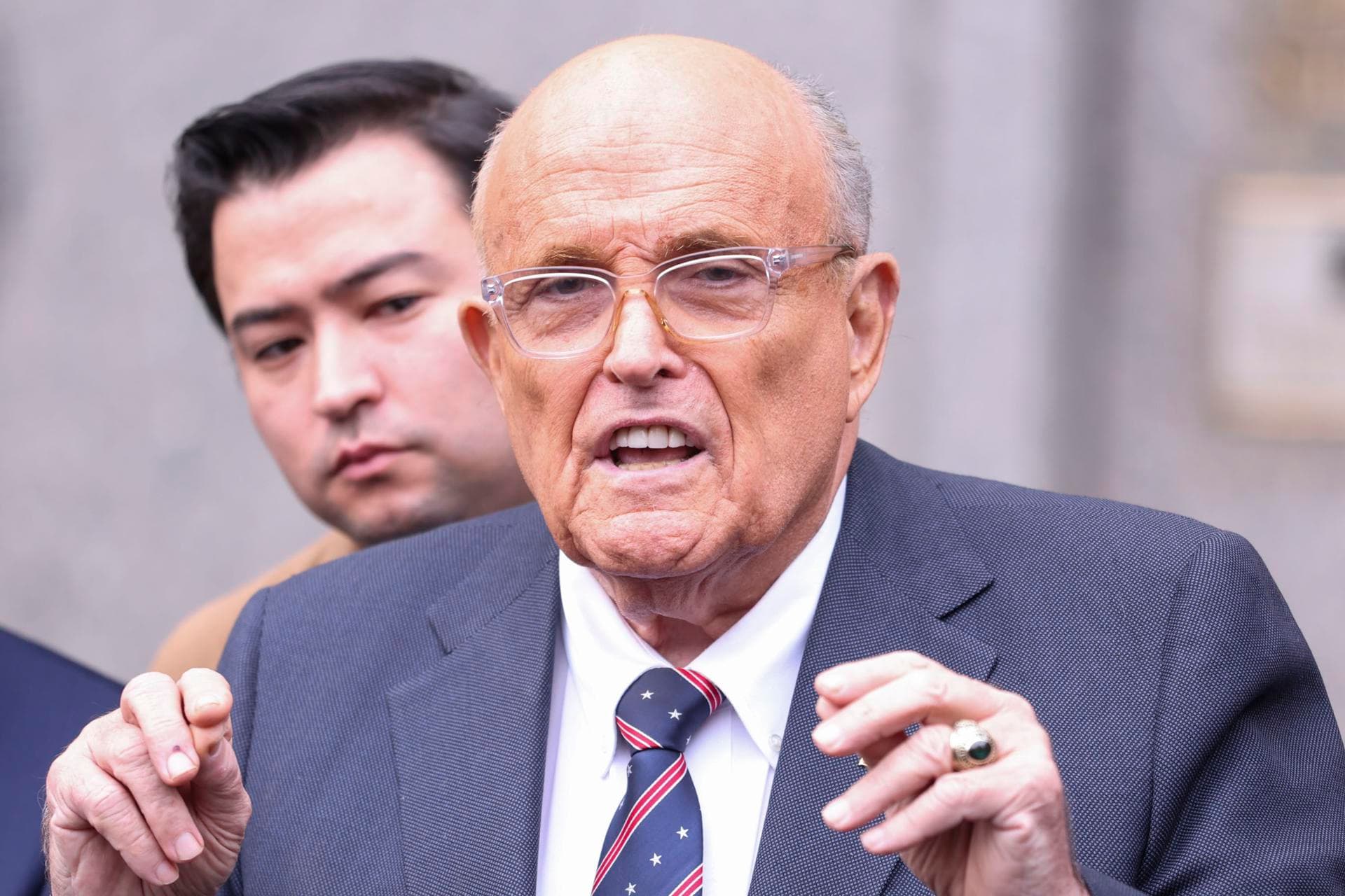 Rudy Giuliani es hospitalizado tras un accidente de automóvil