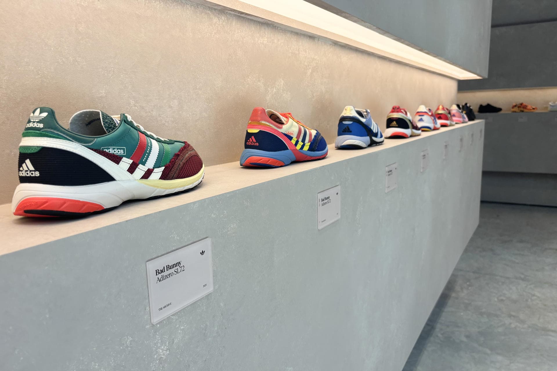 Exposición de calzado Adidas de Bad Bunny genera interés