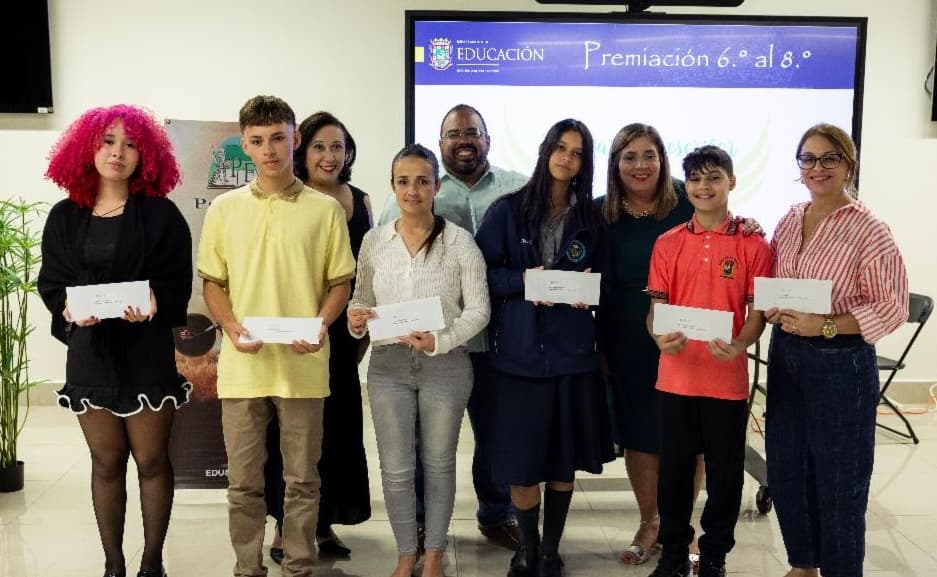Educación premia el talento literario y la creatividad de jóvenes sobresalientes en el certamen “Alas para un Escritor”