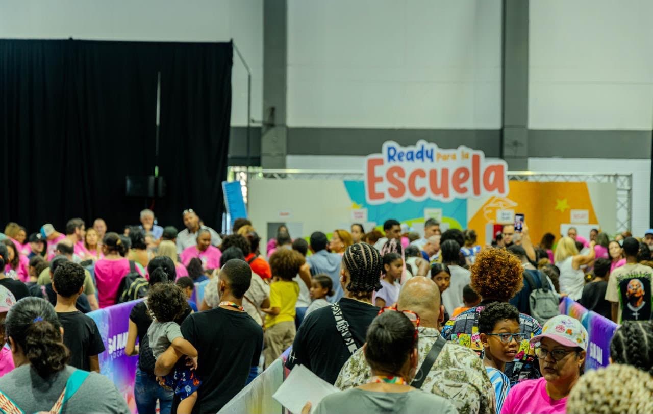 Municipio de San Juan hace entrega de sobre 4,300 bultos escolares