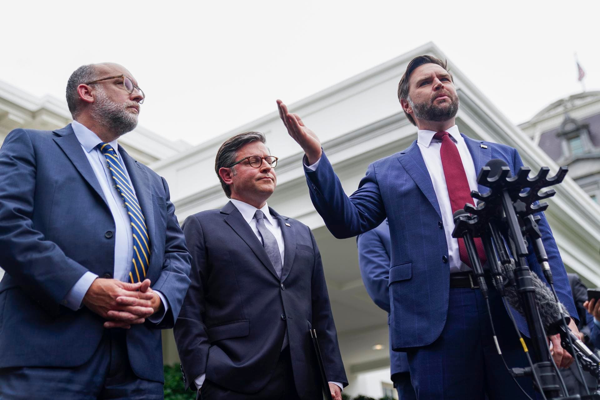 Reunión entre Trump y líderes demócratas finaliza sin acuerdo sobre cierre de Gobierno