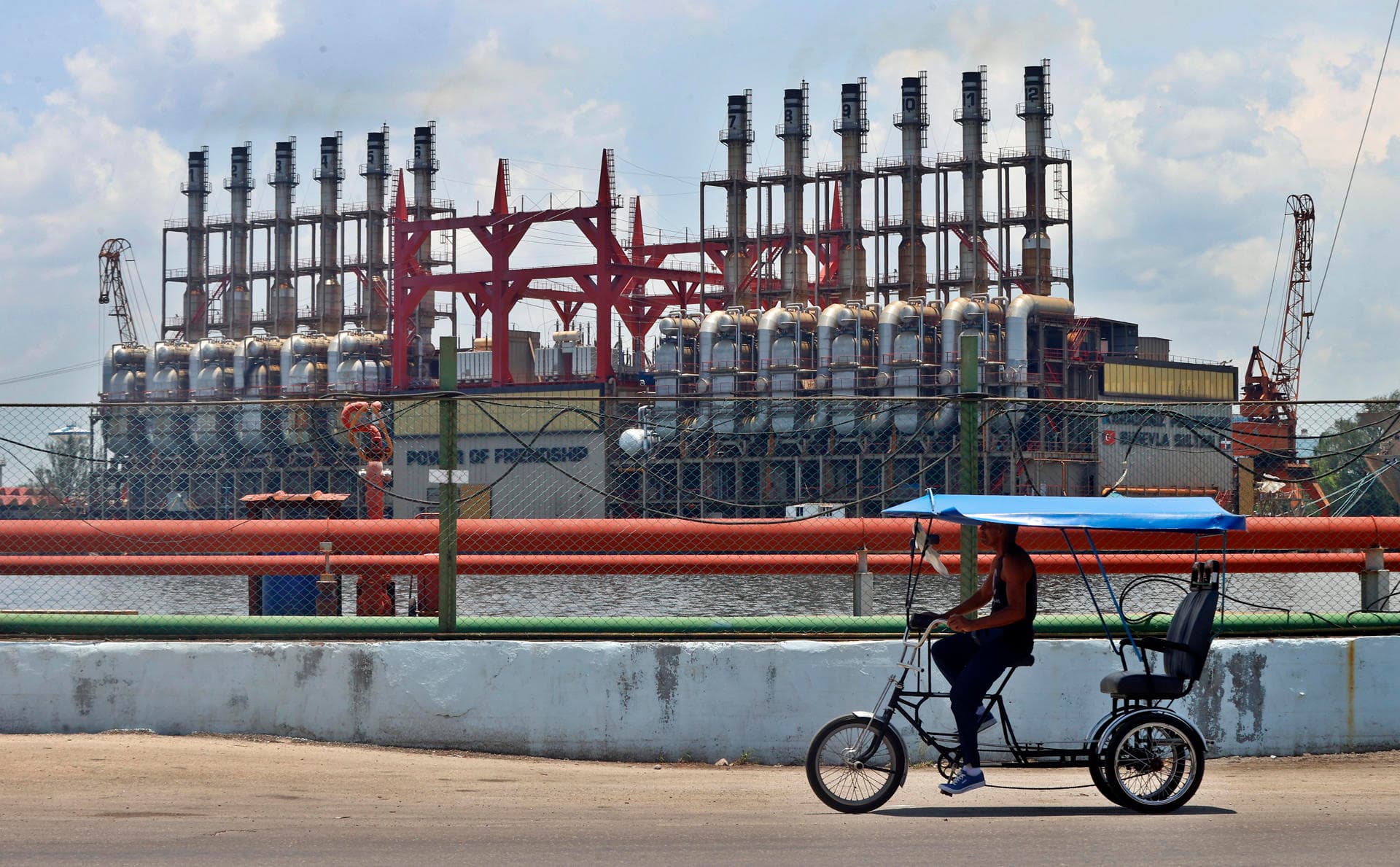 Cuba admite"dificultades financieras", pero promete "facilidades y garantías" a inversores