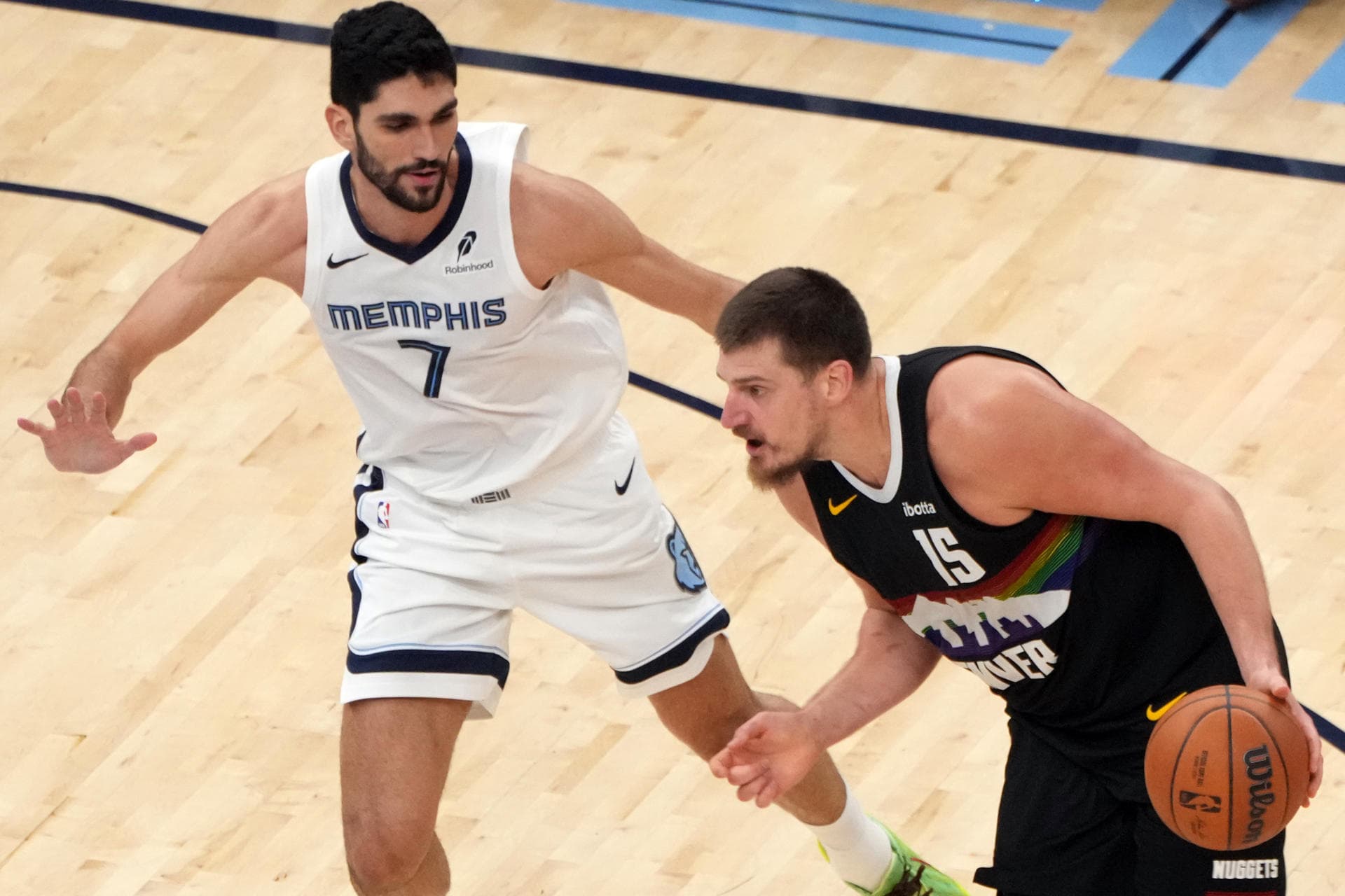 Jokic evita una lesión grave y será baja cerca de un mes por una hiperextensión de rodilla