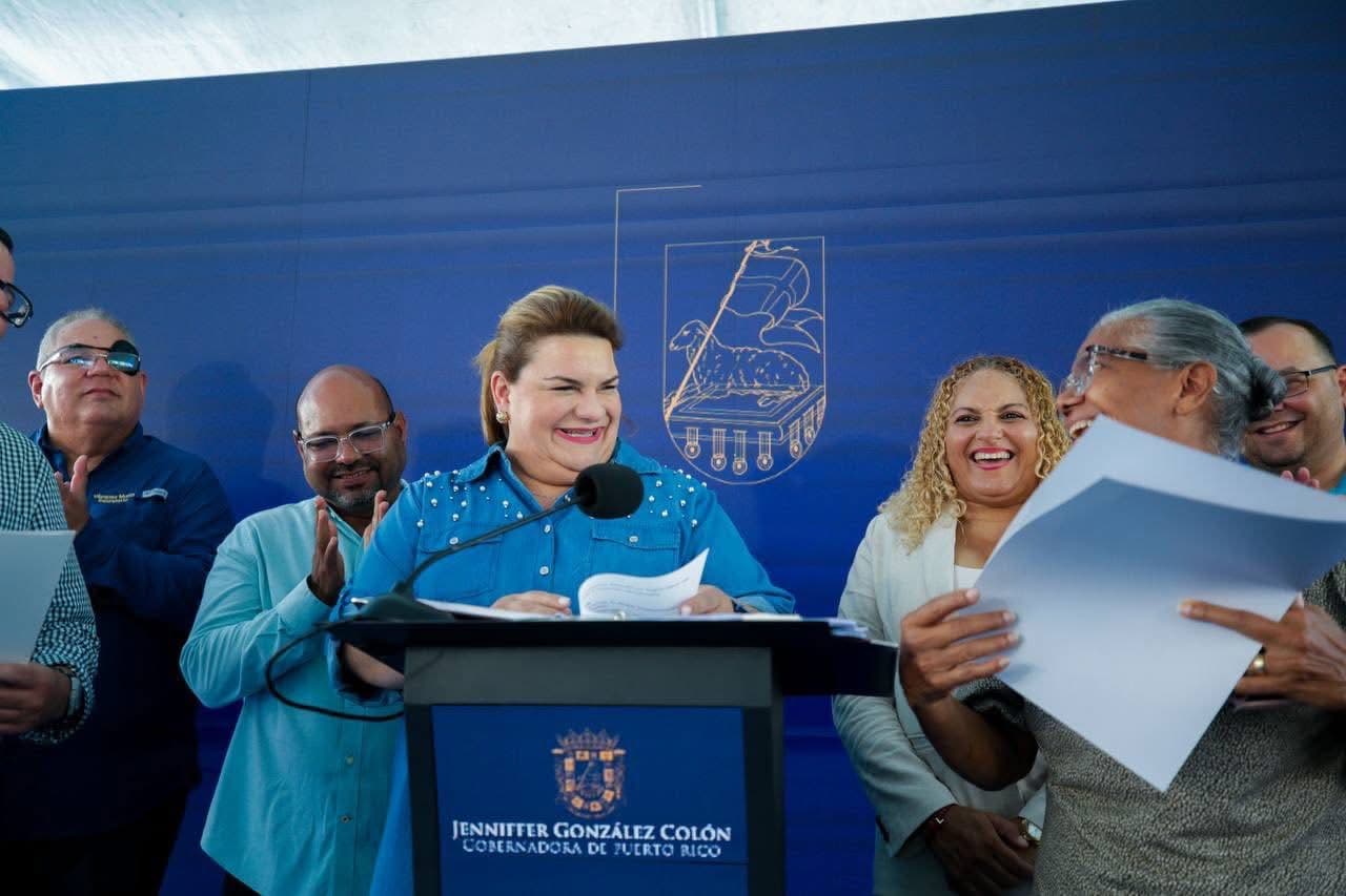 Gobernadora entrega títulos de propiedad en Río Grande