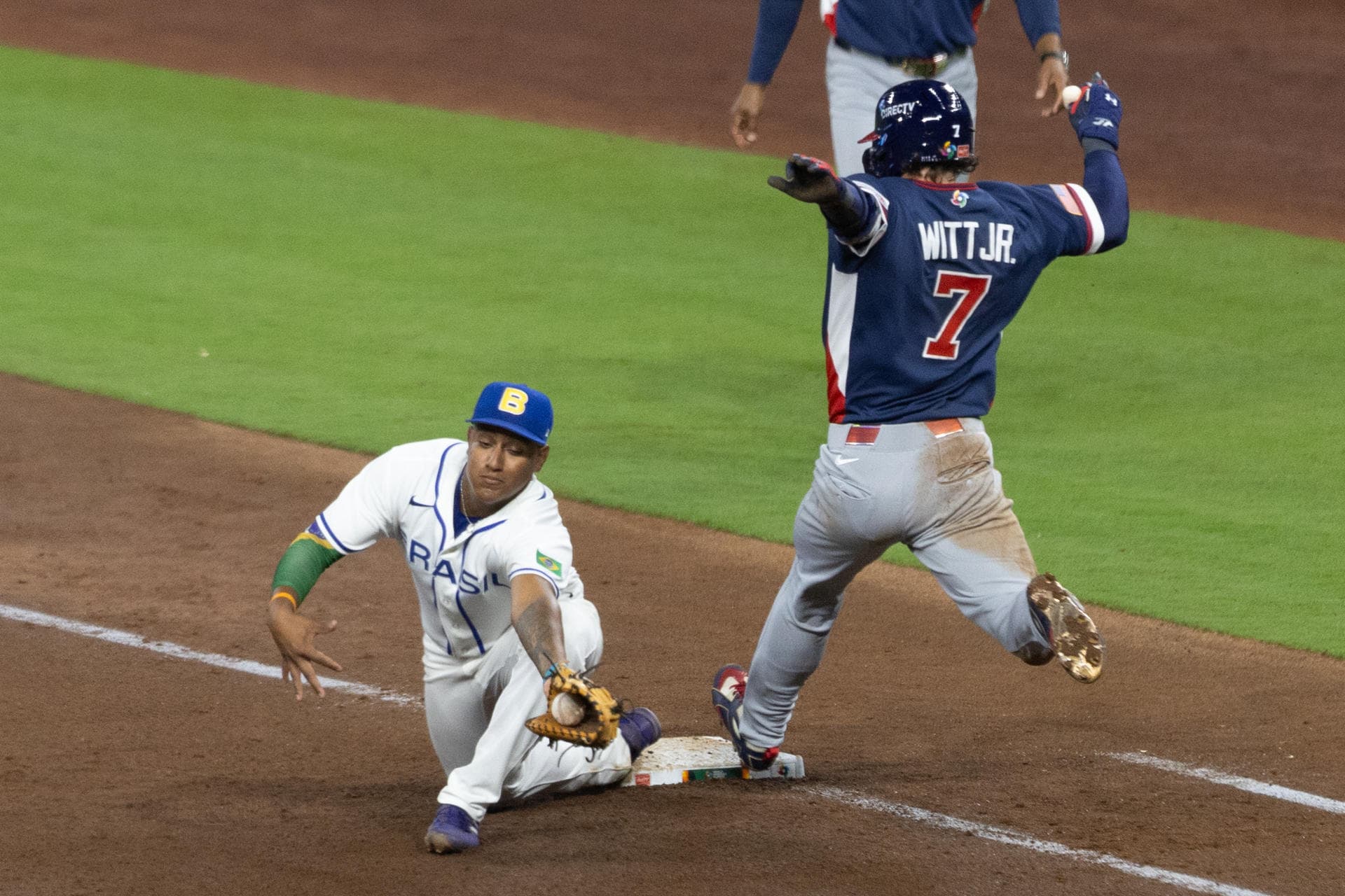 Estados Unidos hace pasar mal rato a Brasil y México golpea a Gran Bretaña