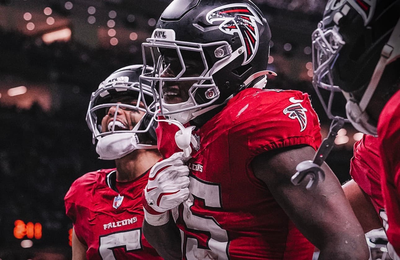 Falcons arrollan a los Saints con cinco touchdowns de los Robinson