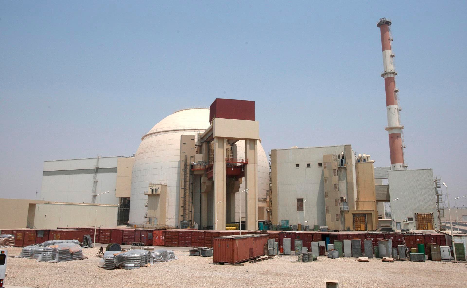 El OIEA confirma un ataque en las inmediaciones de la planta nuclear iraní de Bushehr con un muerto