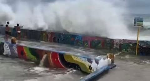 Oleaje derrumba el muelle de Crash Boat en Aguadilla