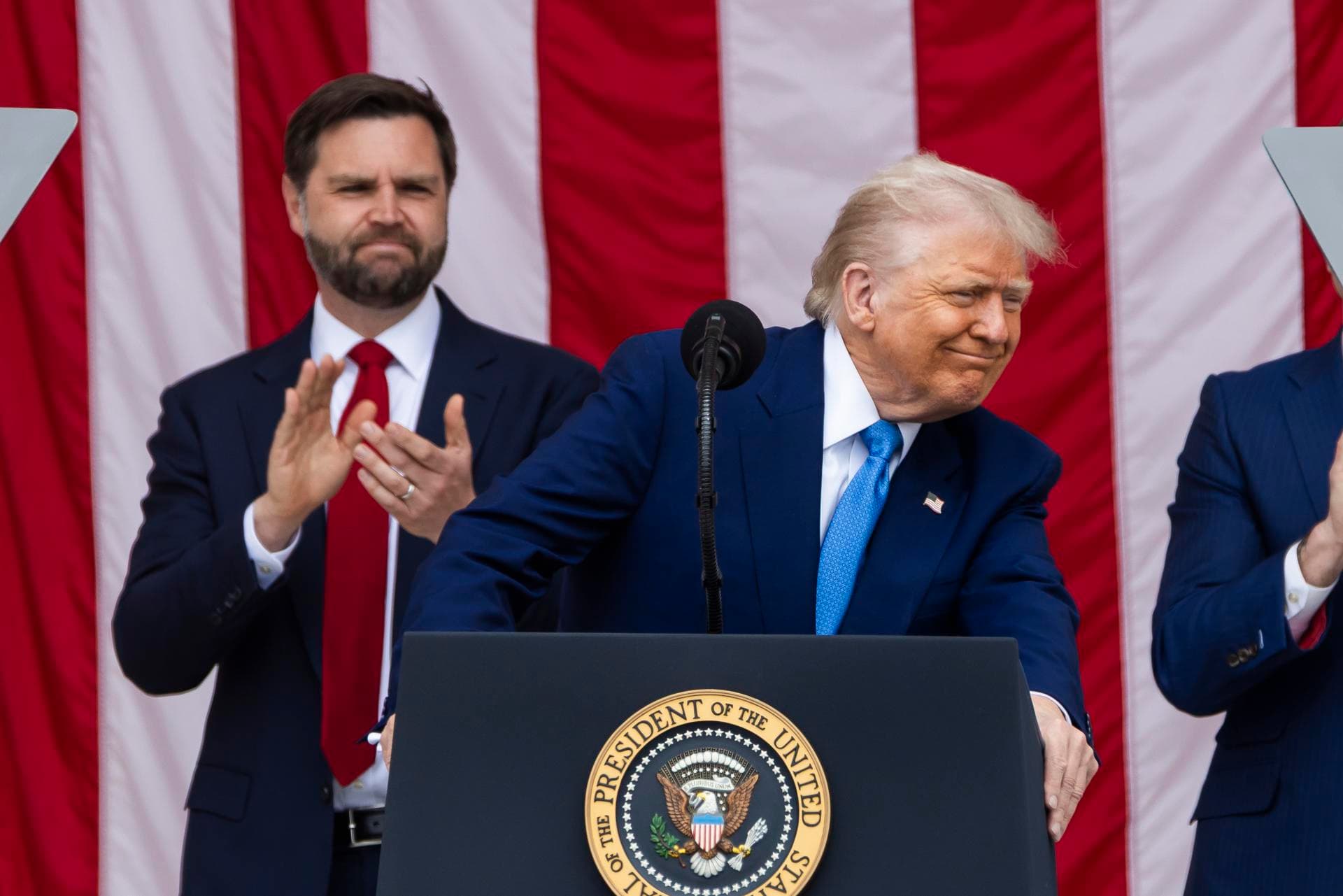 Corte de apelaciones restablece los aranceles de Trump
