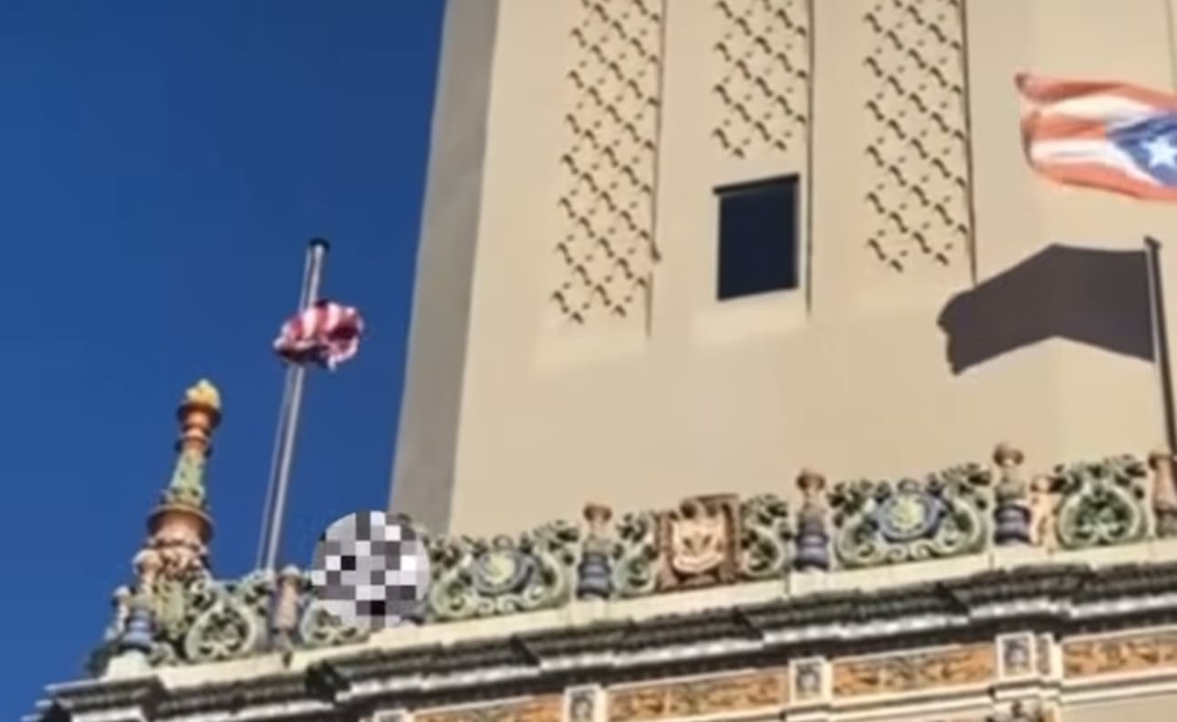 [VIDEO] Turba lanza bandera americana desde la Torre de la UPR