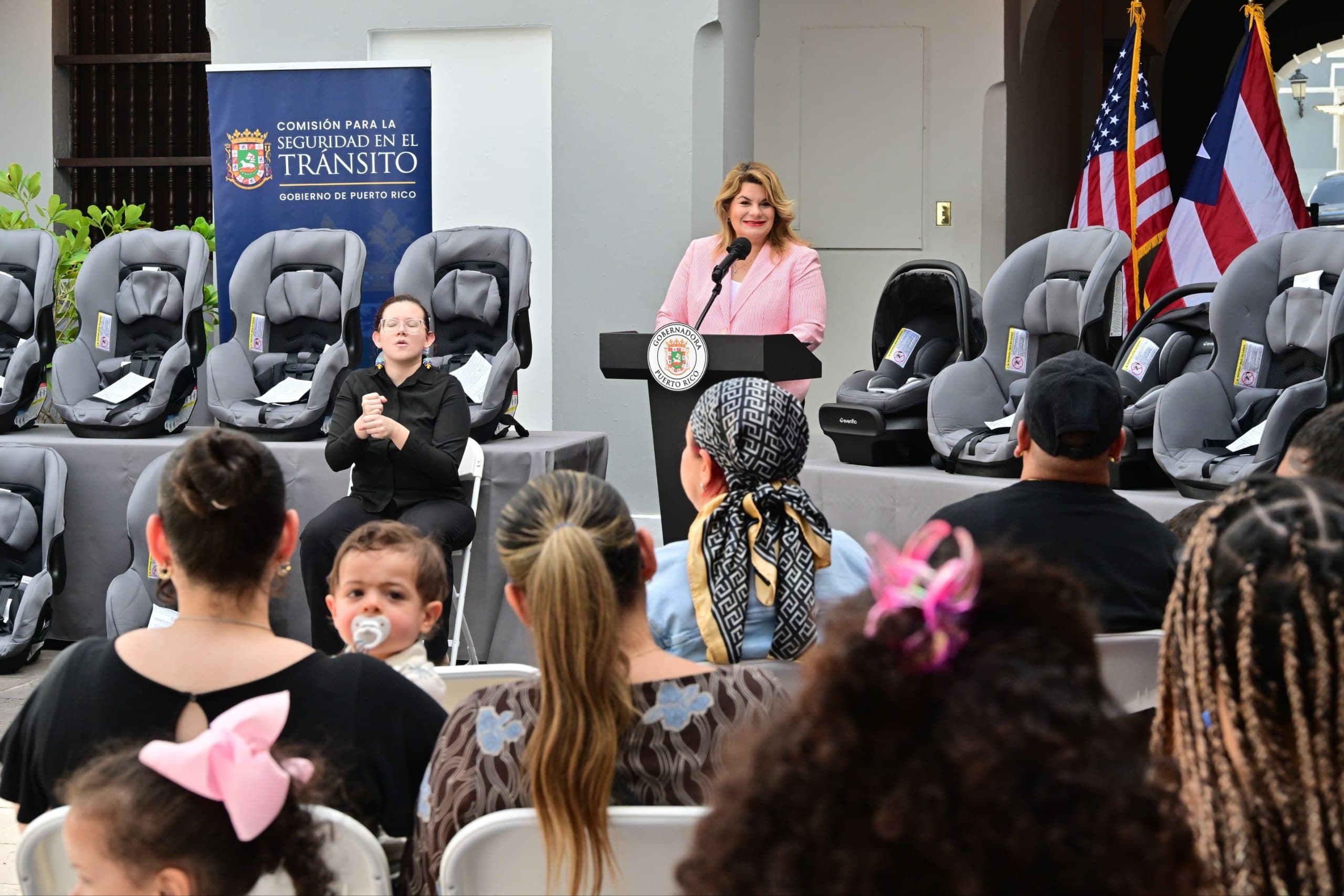 Gobernadora y la CST entregan asientos protectores a familias durante el National Seat Check Saturday