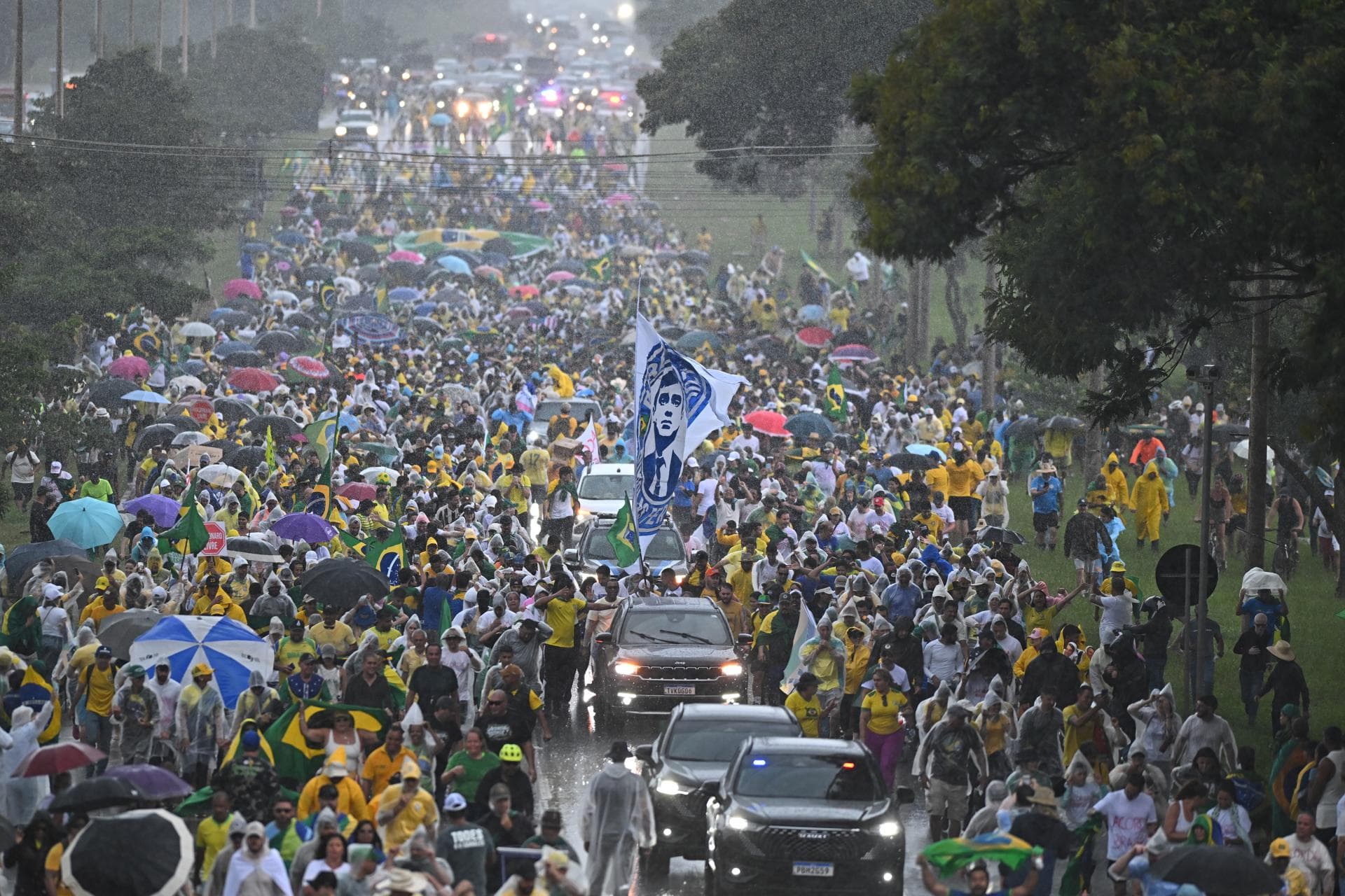 Miles de seguidores de Jair Bolsonaro marchan en Brasilia por su libertad