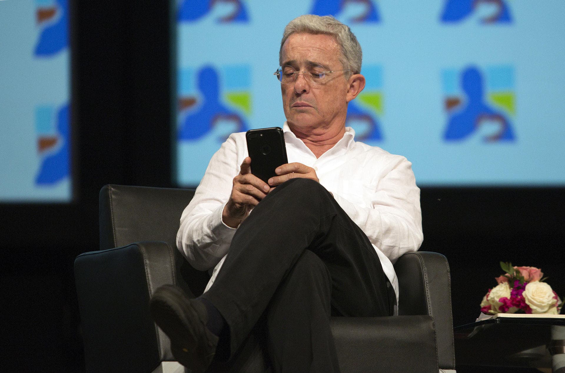 El uribismo contrata una firma chilena para elegir a su candidato a la Presidencia de Colombia