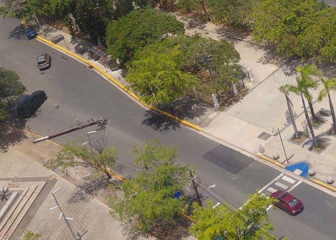 LUMA atiende emergencia en avenida De Diego por poste caído