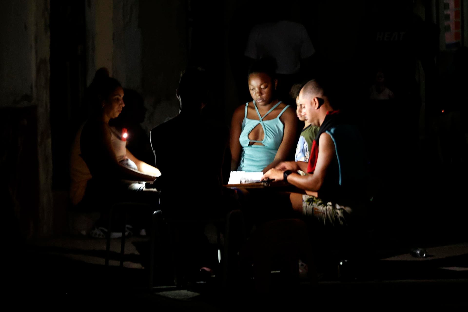 La estatal de electricidad prevé apagones simultáneos en la mitad de Cuba este viernes