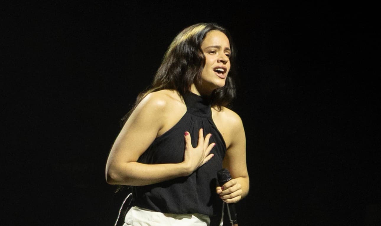Rosalía sale "coroná" de Puerto Rico tras atender la confesión de Young Miko en 'Lux Tour'