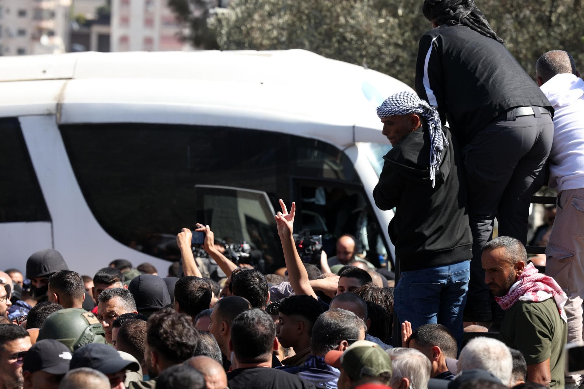 Los primeros prisioneros palestinos liberados por Israel llegan a su destino en Ramala