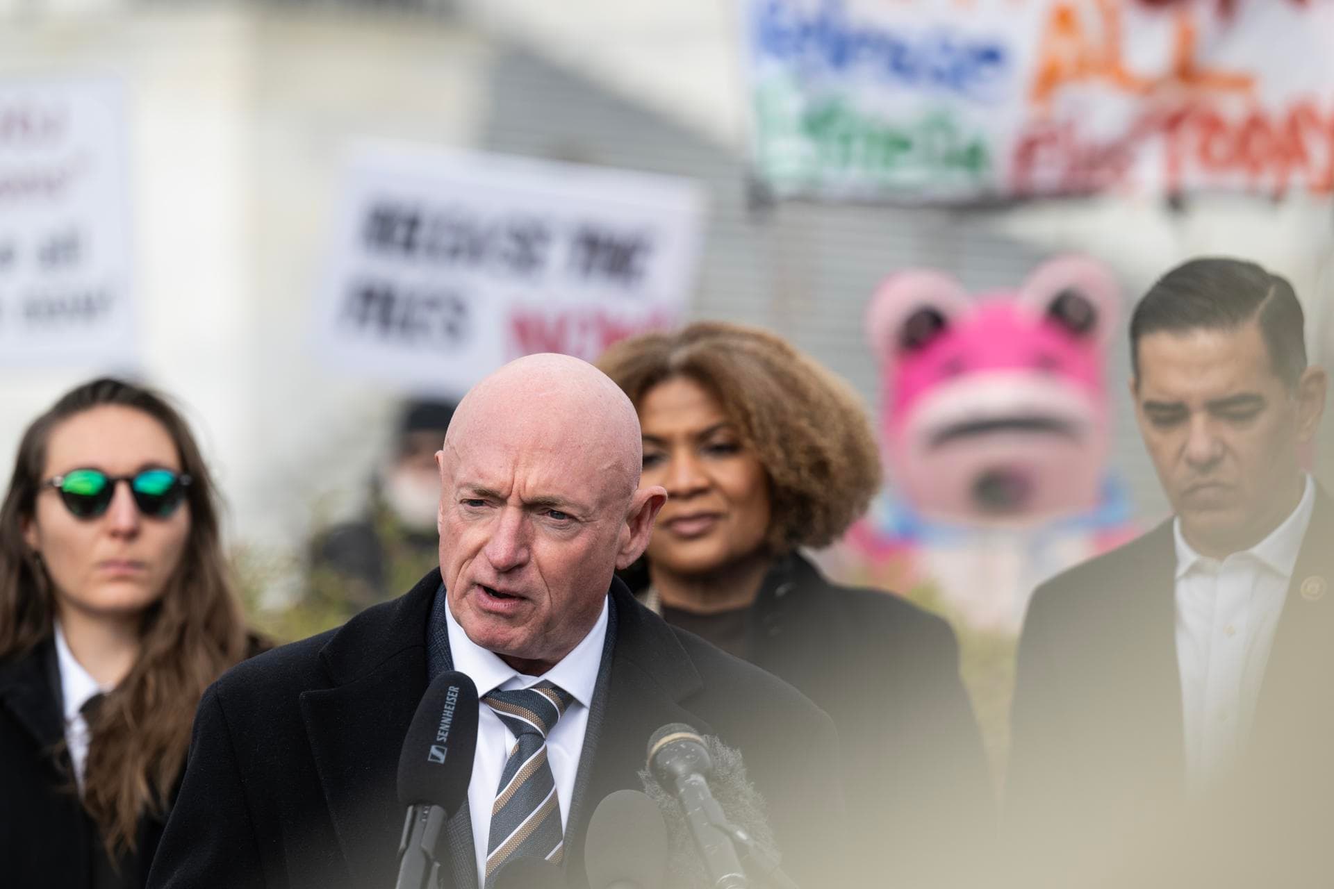 Demócrata que participó en video para militares acusa a Trump de lanzar campaña de acoso