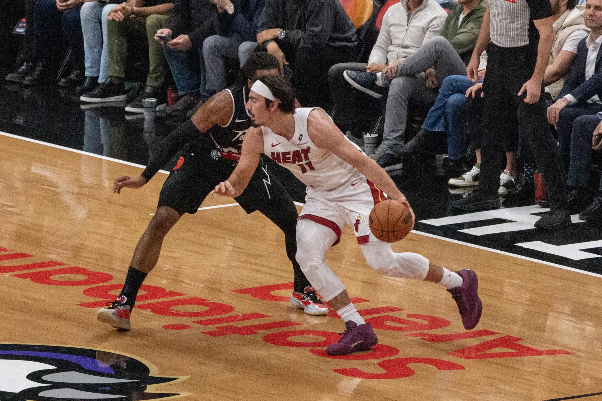 Raptors ganan a Miami Heat y prácticamente se aseguran de estar en los 'playoffs'