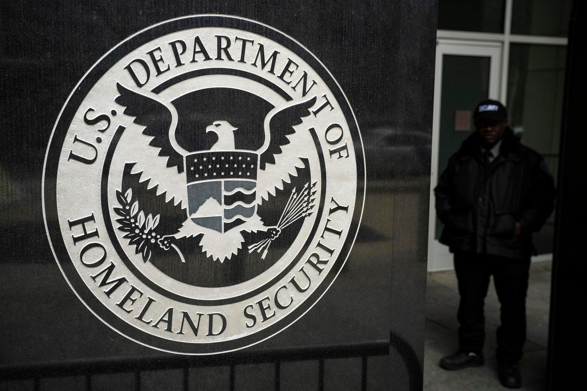 Incentivan a inmigrantes para que se "autodeporten" 