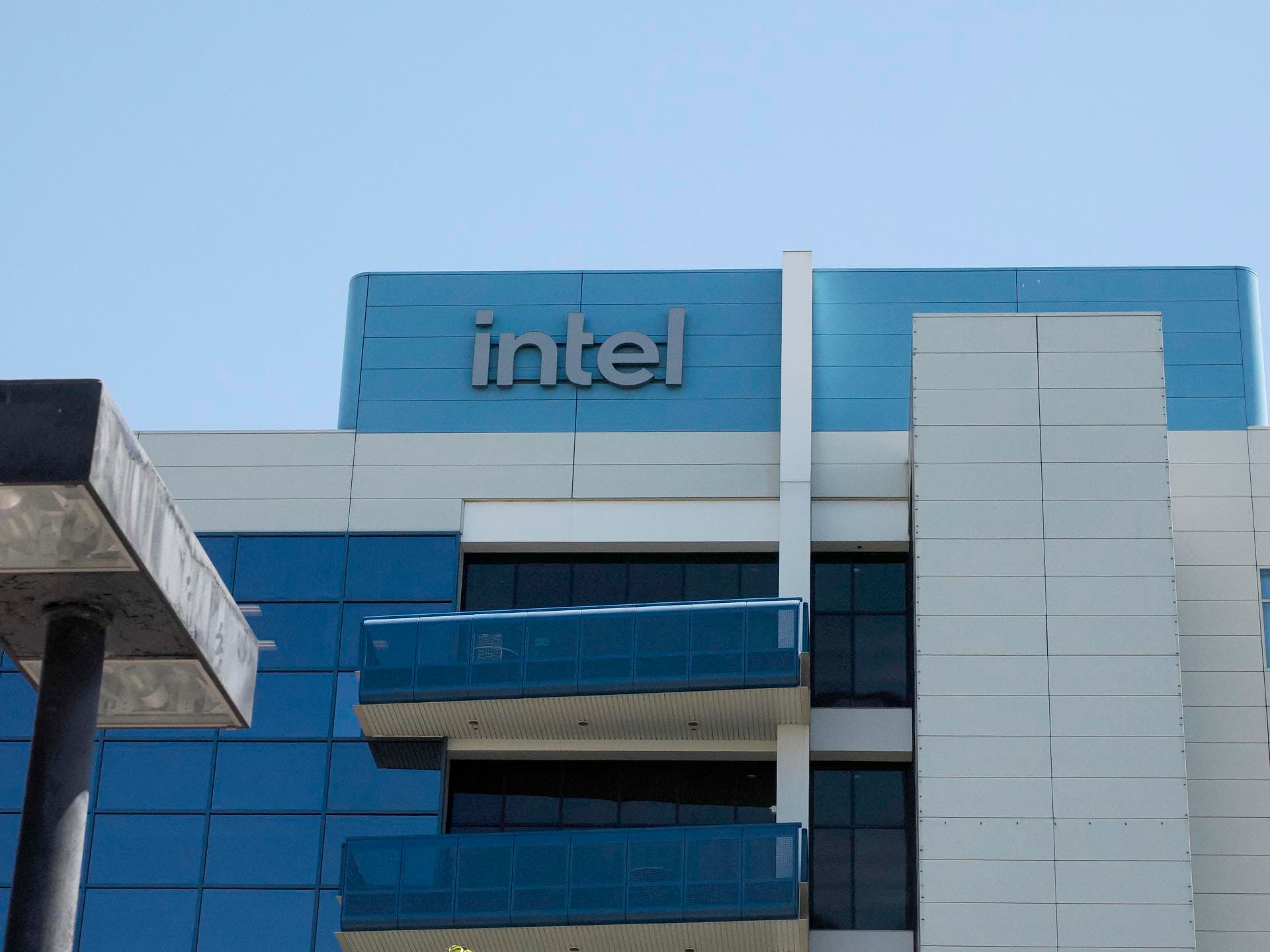Trump dice que EEUU ya "posee y controla" el 10 % de INTEL
