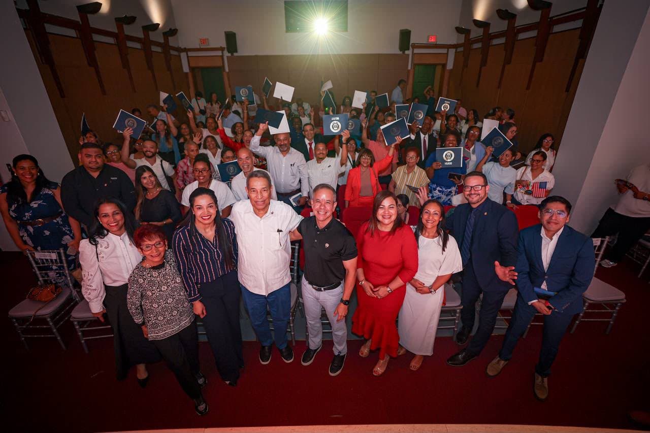 San Juan reconoce a 172 nuevos ciudadanos estadounidenses que culminaron su proceso de naturalización