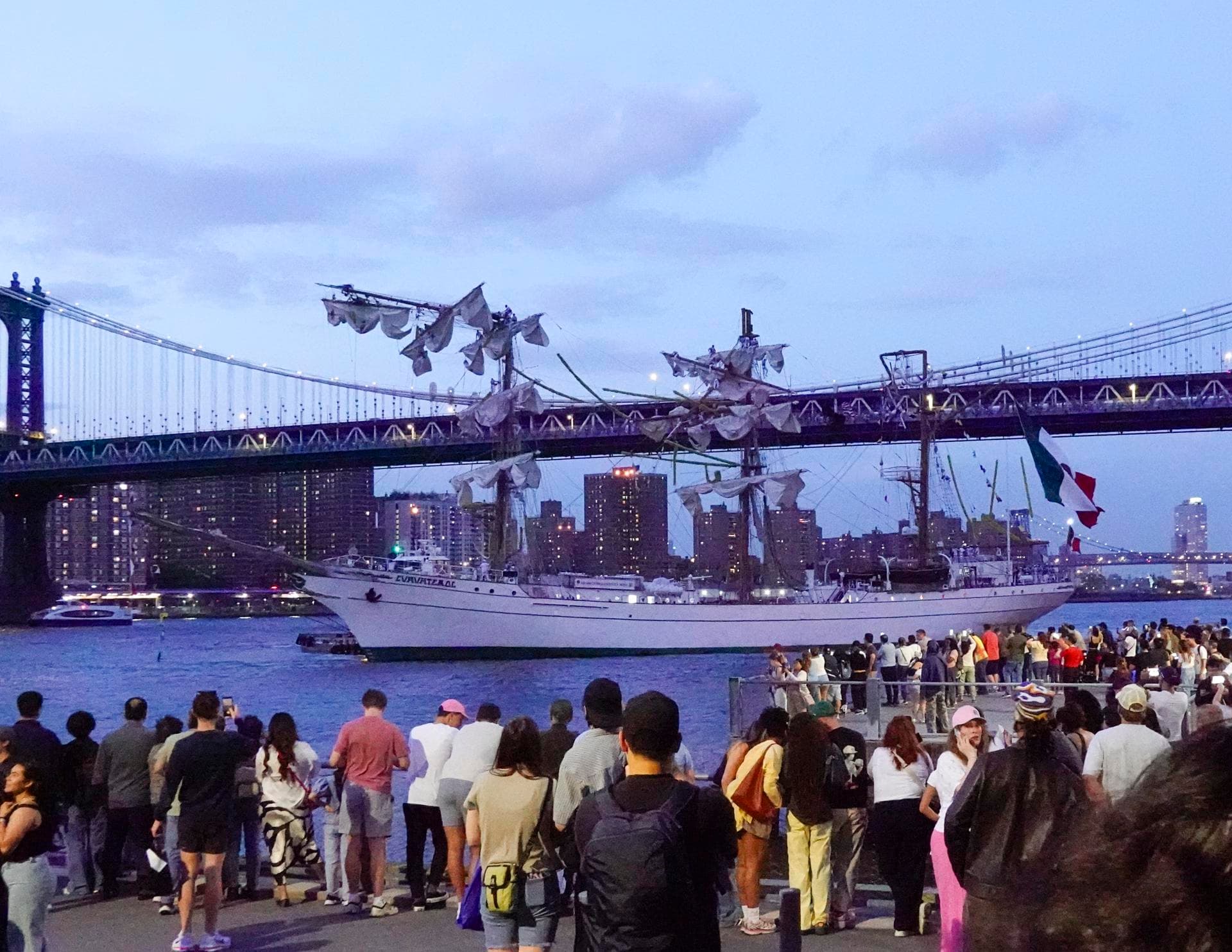  Ocurre colisión de buque mexicano contra puente de Brooklyn