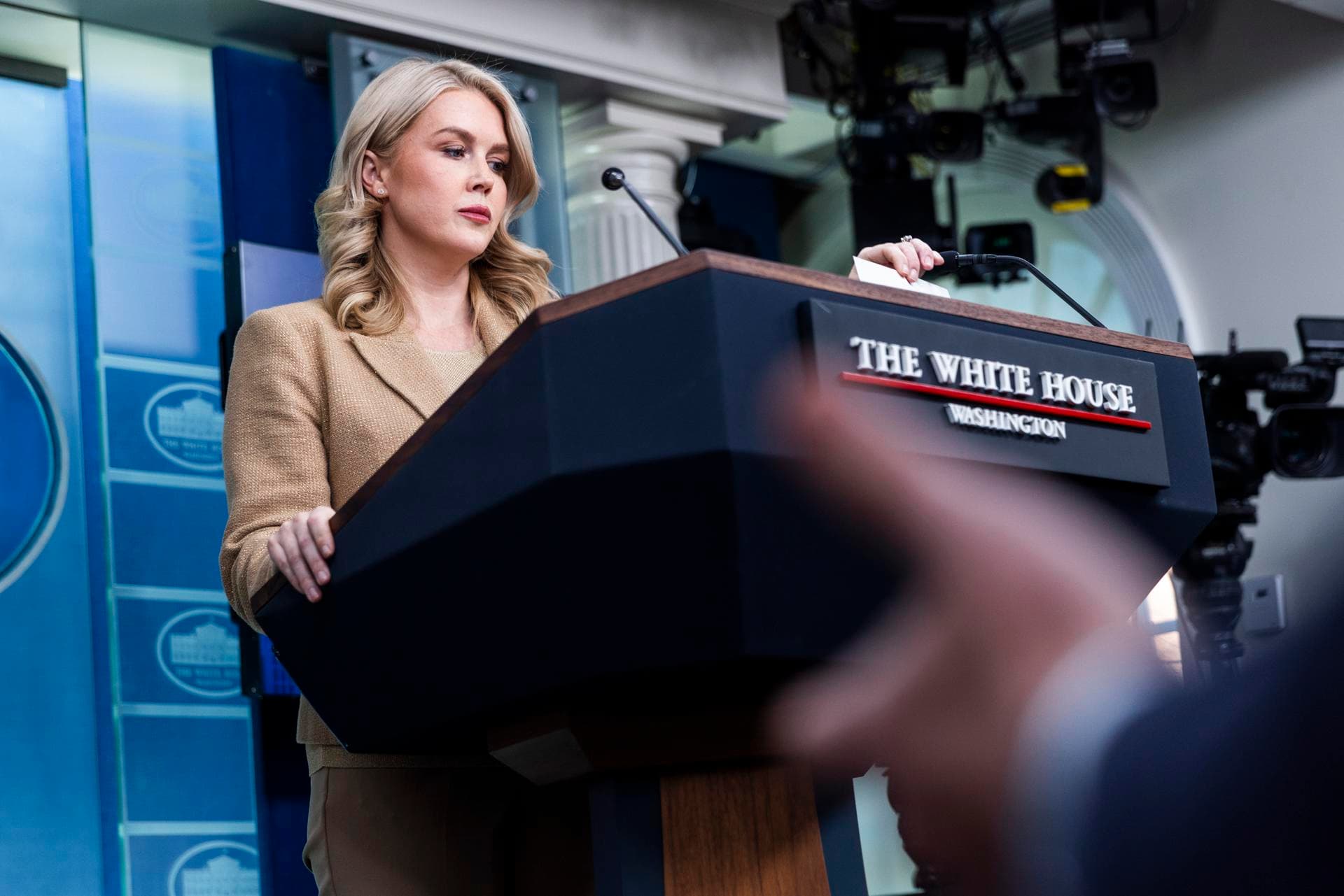 Casa Blanca sugiere que se atacó a narcos en lancha pero exonera a Hegseth