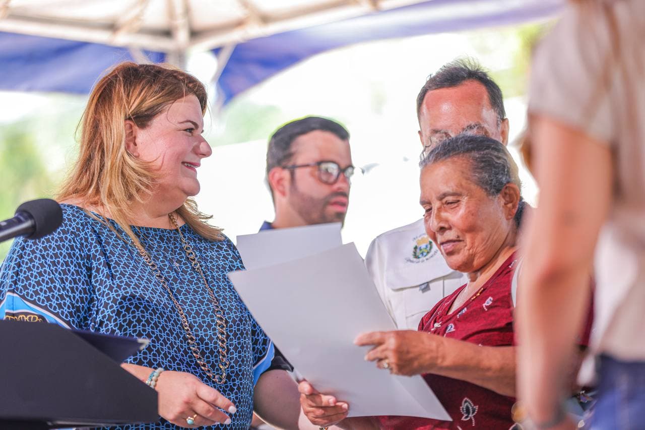 Gobernadora entrega títulos de propiedad en Maricao