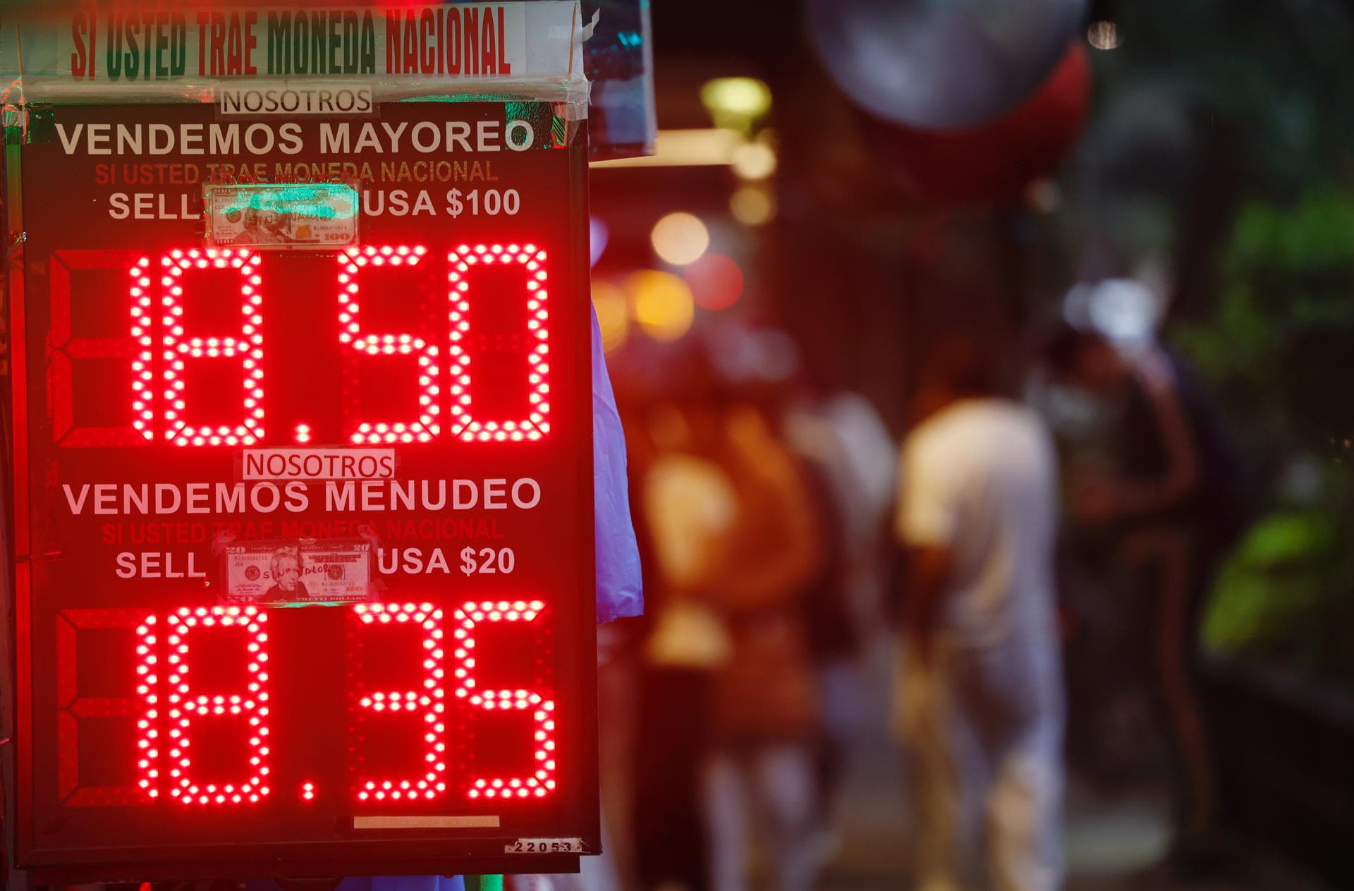 El dólar débil y el desempleo en EEUU golpean a los receptores de remesas en las Américas