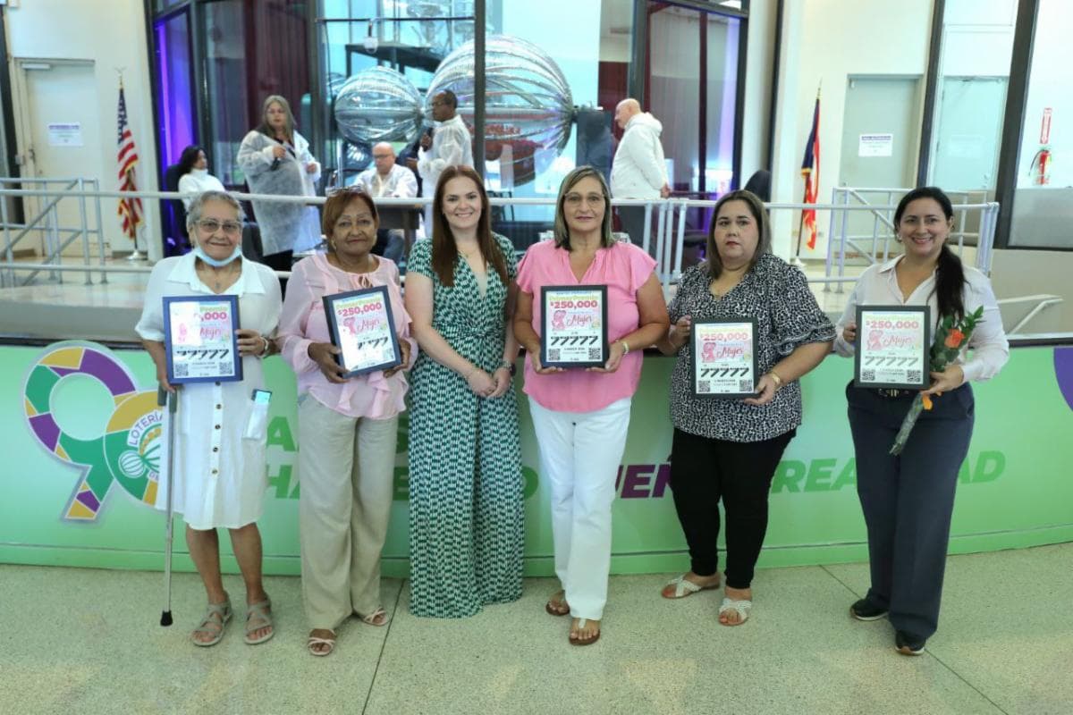 Lotería reconoce a vendedoras con billete conmemorativo del Mes de la Mujer