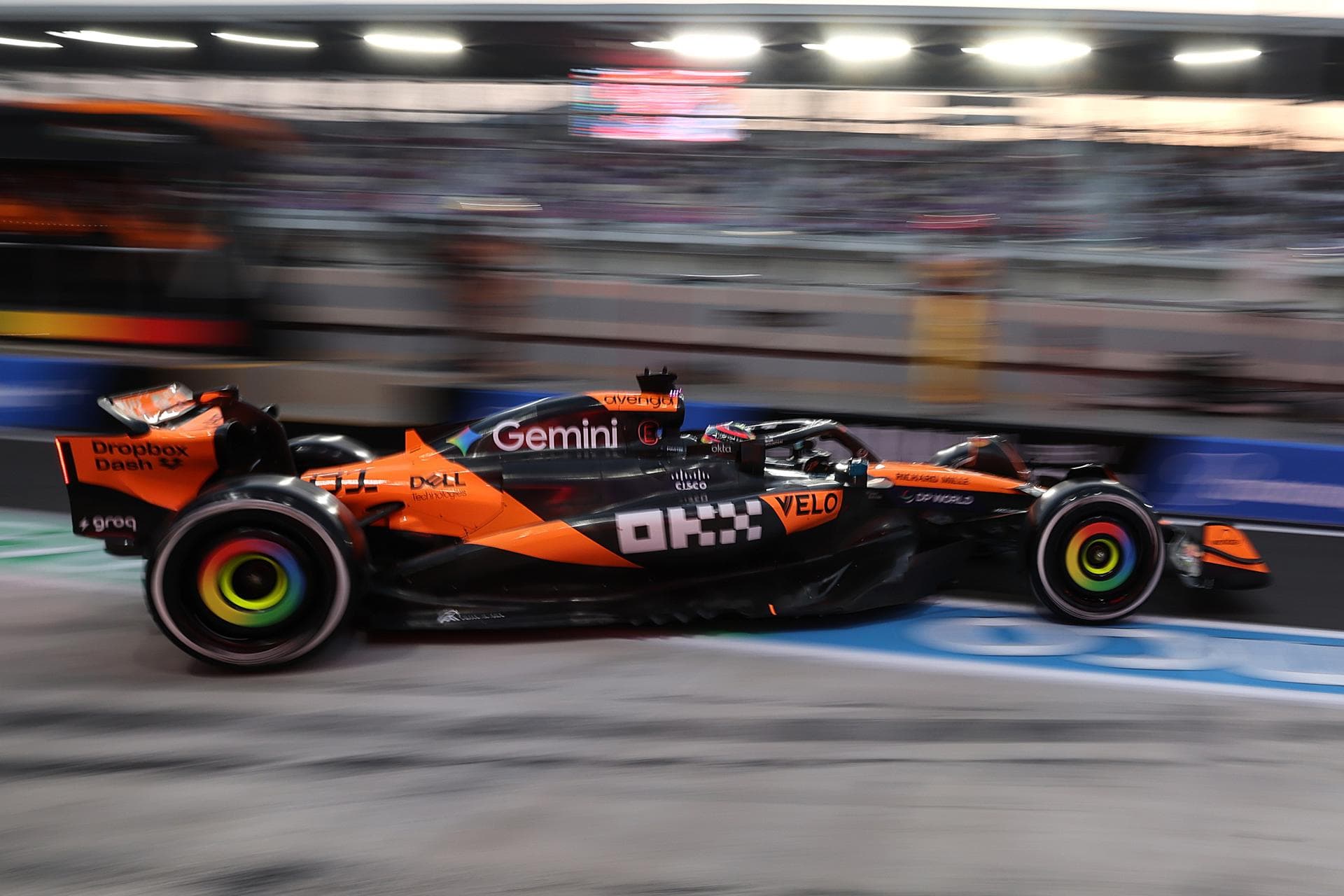 Piastri se lleva la 'minipole', Alonso se cuela cuarto y Verstappen se diluye