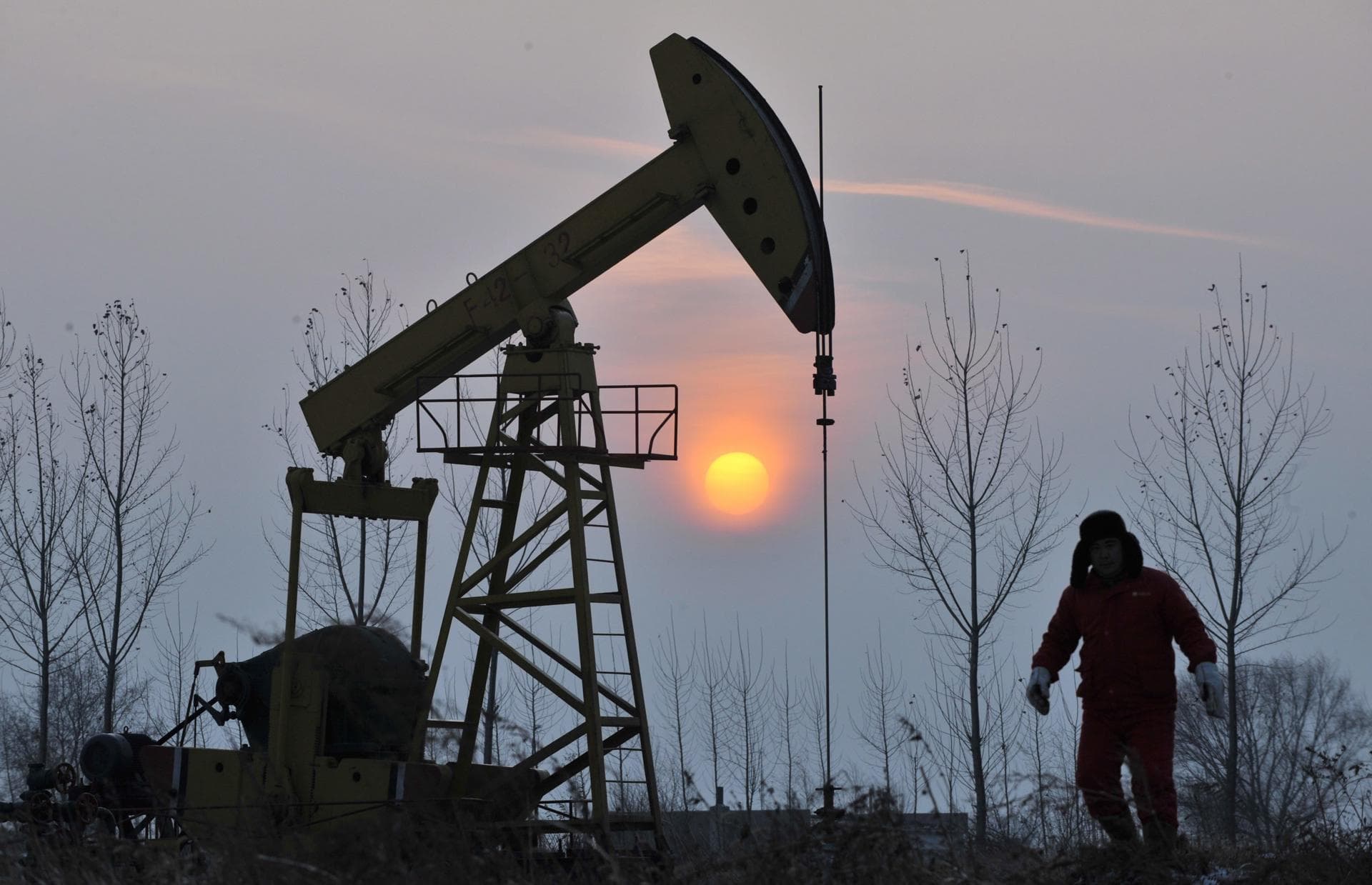 Precios del petróleo caen 5% ante limitada respuesta de Irán
