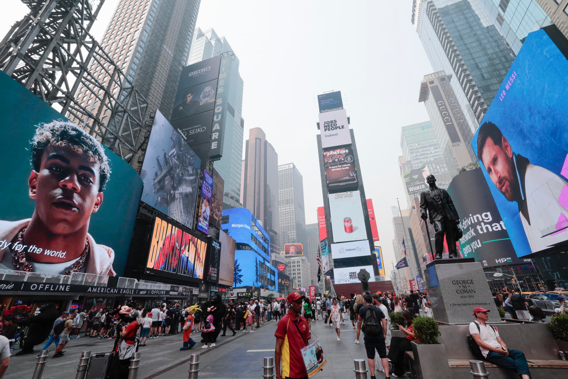 Lamine Yamal y Leo Messi toman Times Square