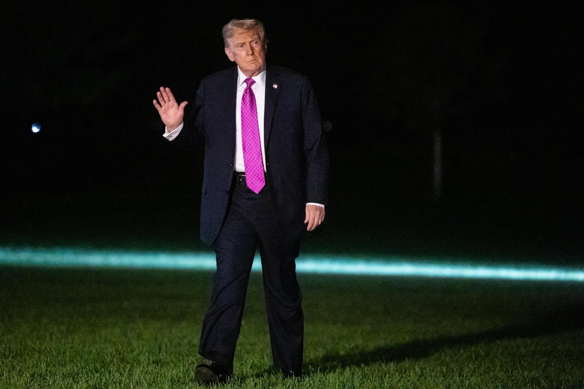 Trump dice que diálogo comercial con China va "muy bien"