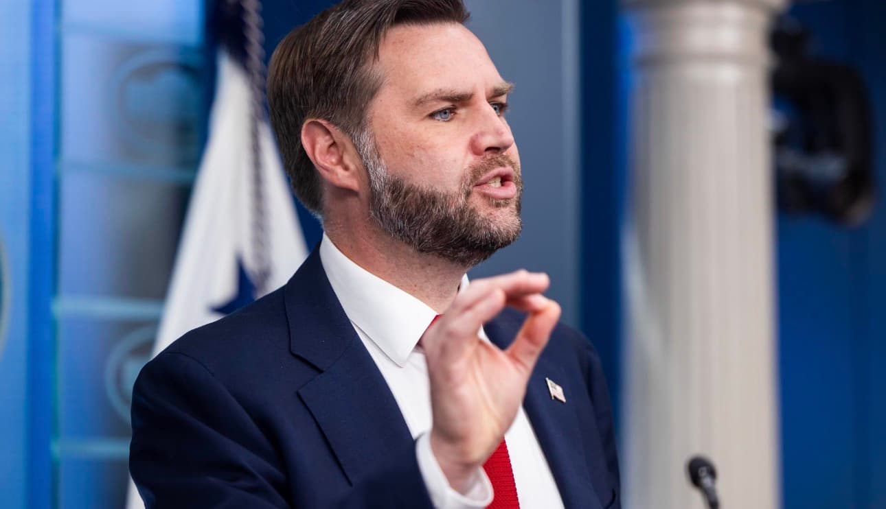 Vance pide a Israel "respetar" el proceso de paz con Irán