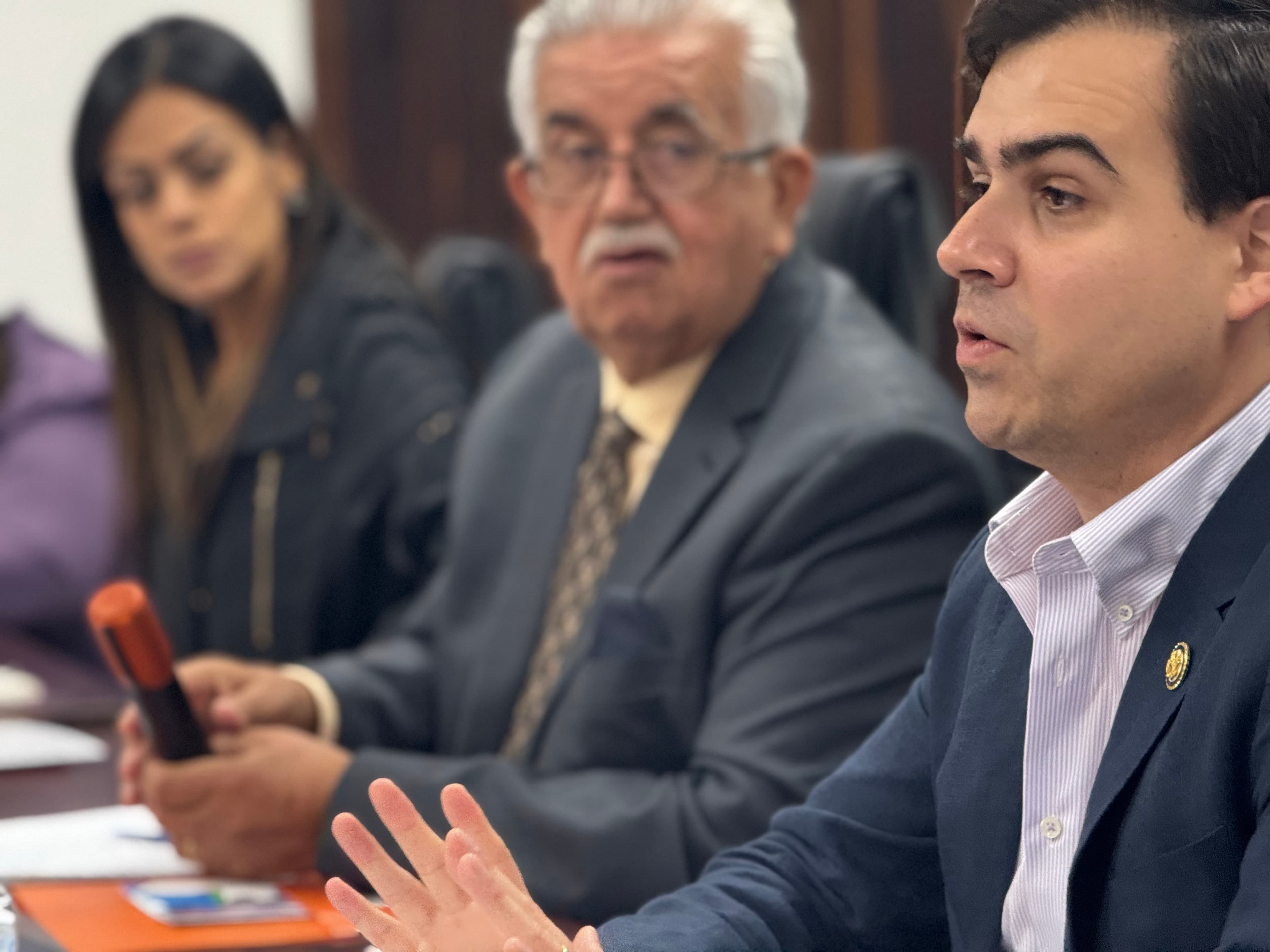 Alcaldes PPDs reciben al comisionado residente para actualización de proyectos