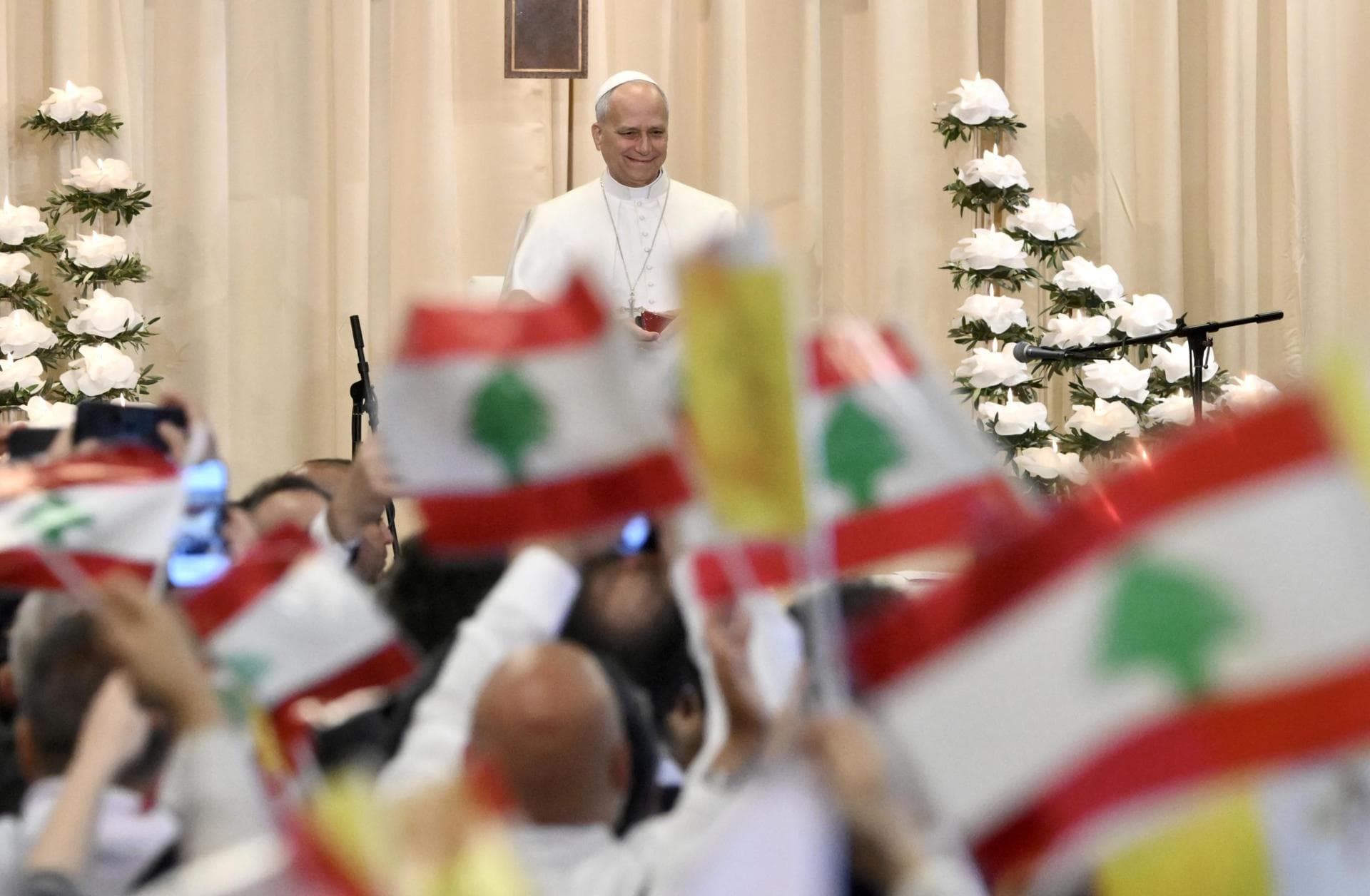 Decenas de miles de personas inundan el paseo marítimo de Beirut para la misa del Papa