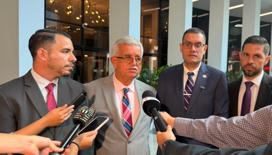 Alcaldes reclaman 175.5 millones de dólares a la Junta Fiscal para servicios municipales