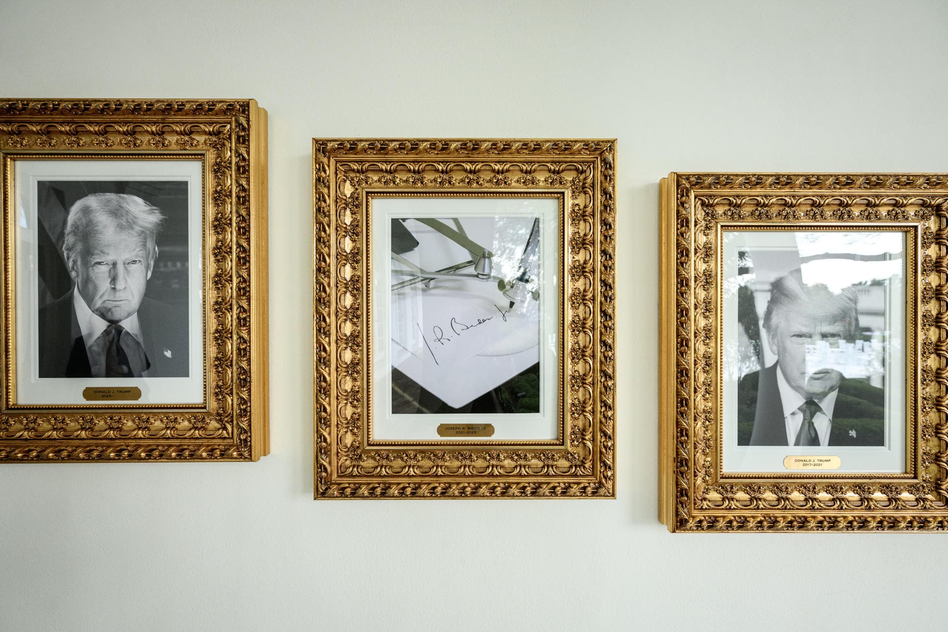 Trump sustituye foto de Biden por una firma hecha con 'autopen' en galería presidencial
