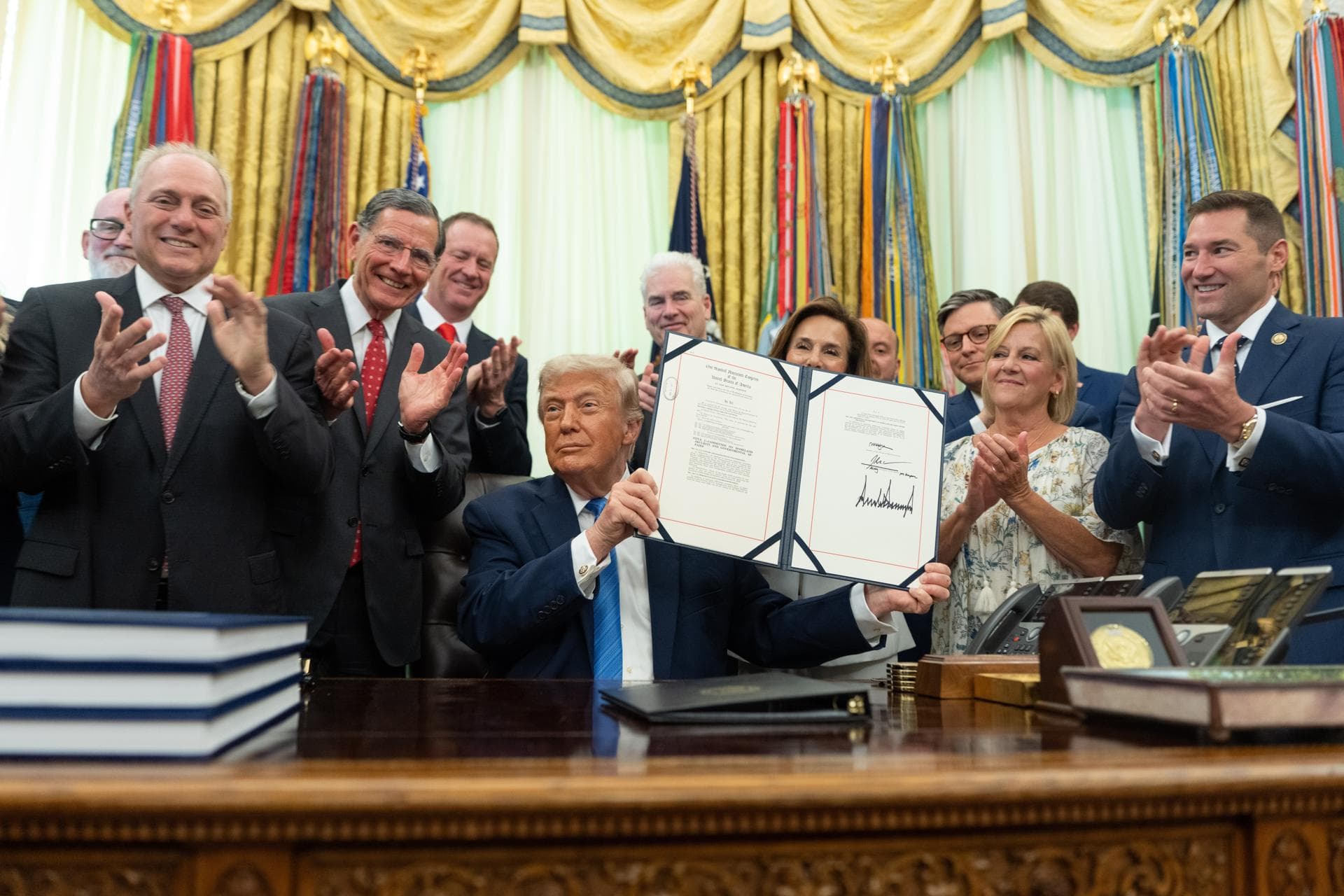 Trump firma la ley que destina 70,000 millones de dólares al control de la inmigración