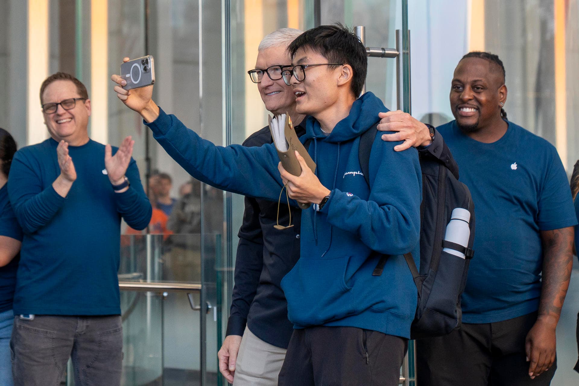 Jefe de Apple comparte con clientes en Nueva York en el primer día de ventas de los iPhone 17
