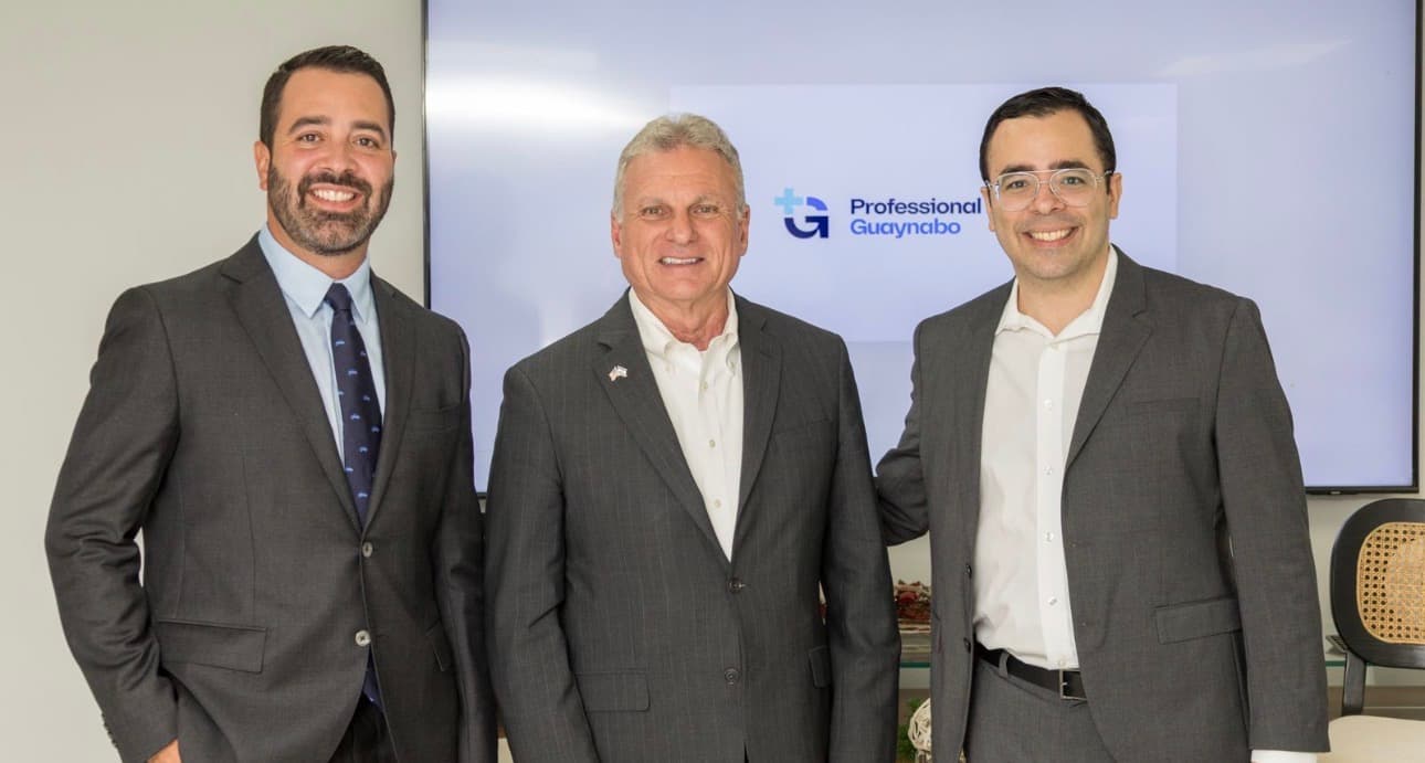 Professional Hospital Guaynabo recibe al congresista Buddy Carter en medio del debate por Medicaid en Puerto Rico