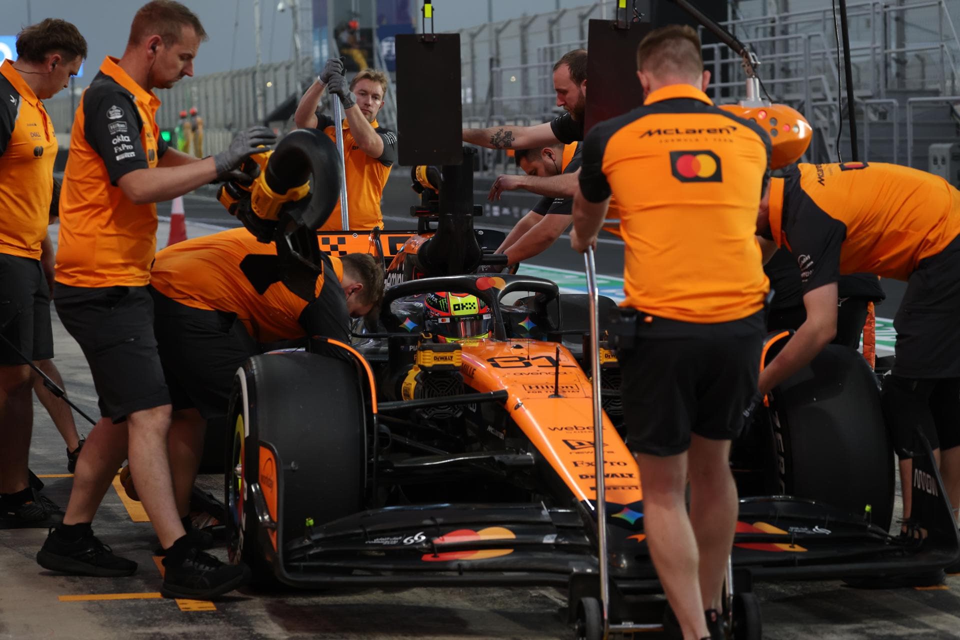 McLaren avisa con un ‘doblete’ y la dupla española brilla en los primeros libres